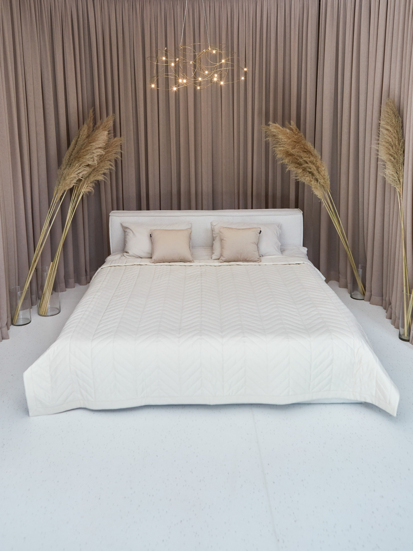 Покрывало двухстороннее стеганое на кровать молочный МАЕСТРО модель 102362 Фото