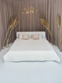 Покривало двостороннє стьобане на ліжко молочний МАЕСТРО модель 102362 Фото