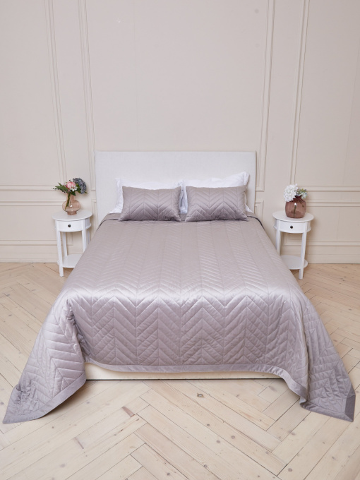 Покрывало двухстороннее стеганое на кровать тауп МАЕСТРО модель 104132 Фото