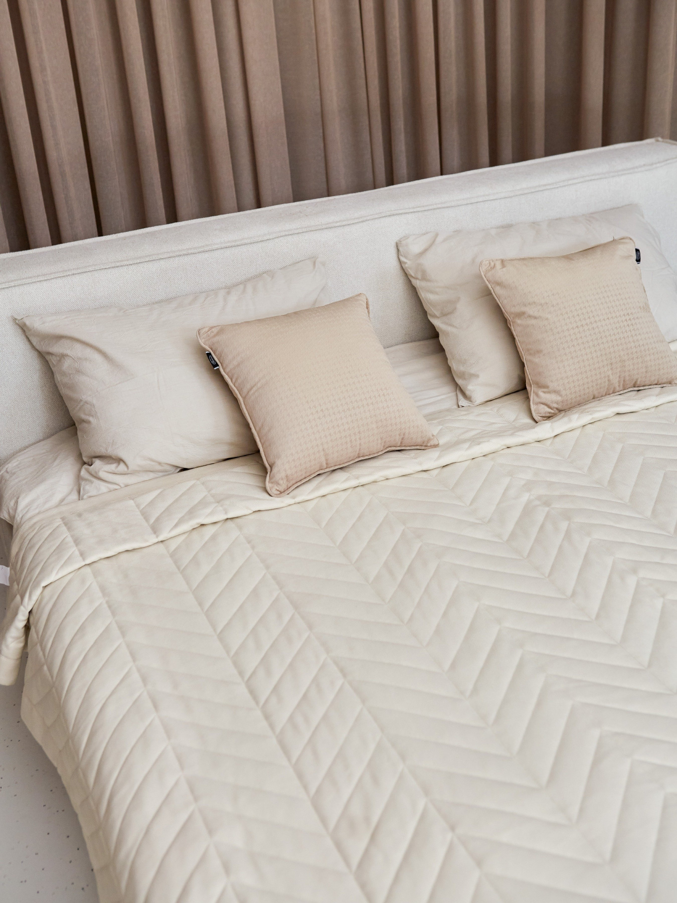 Покрывало двухстороннее стеганое на кровать бежевый МАЕСТРО модель 104216 Фото