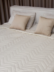 Покрывало двухстороннее стеганое на кровать бежевый МАЕСТРО модель 104216 Фото