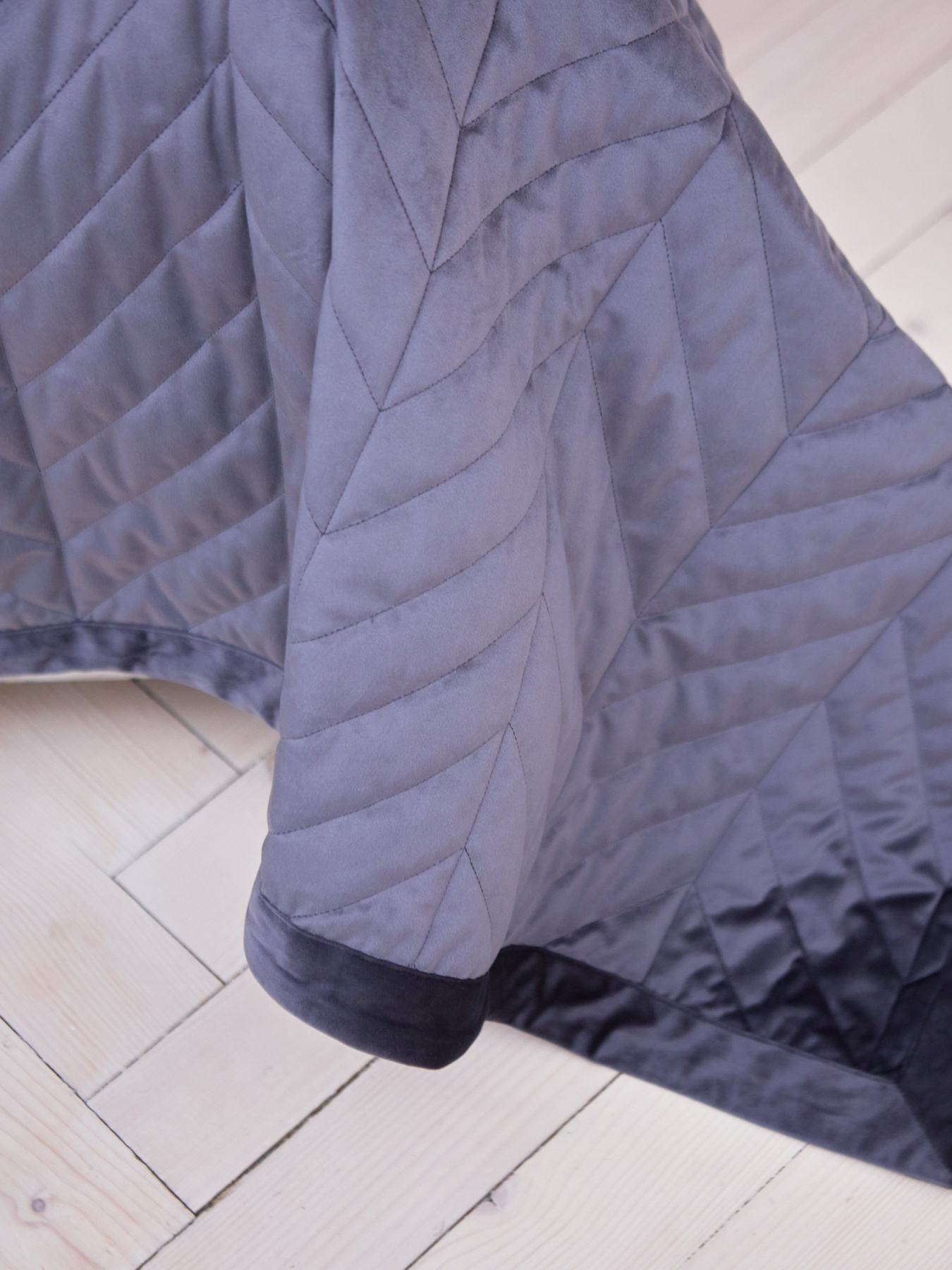 Покривало двостороннє стьобане на ліжко графіт МАЕСТРО Модель 104220 Фото