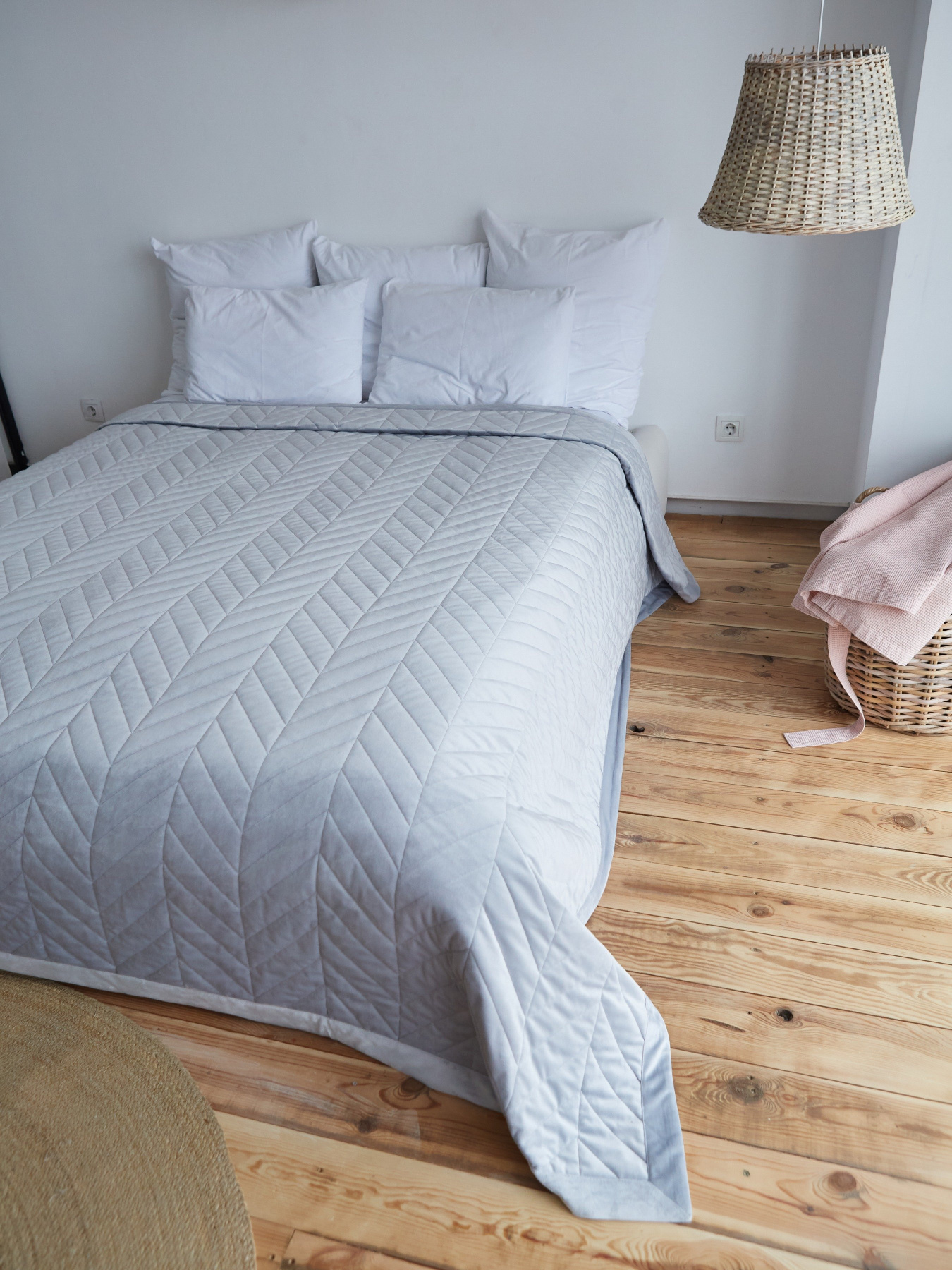 Покривало двостороннє стьобане на ліжко сірий МАЕСТРО Модель 102360 Фото