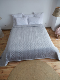 Покрывало двухстороннее стеганое на кровать серый МАЕСТРО модель 102360 Фото