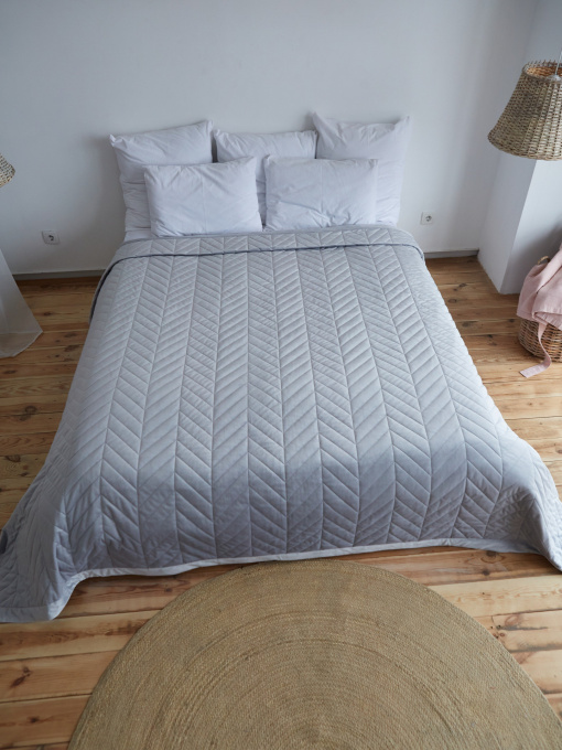 Покривало двостороннє стьобане на ліжко сірий МАЕСТРО модель 102360 Фото