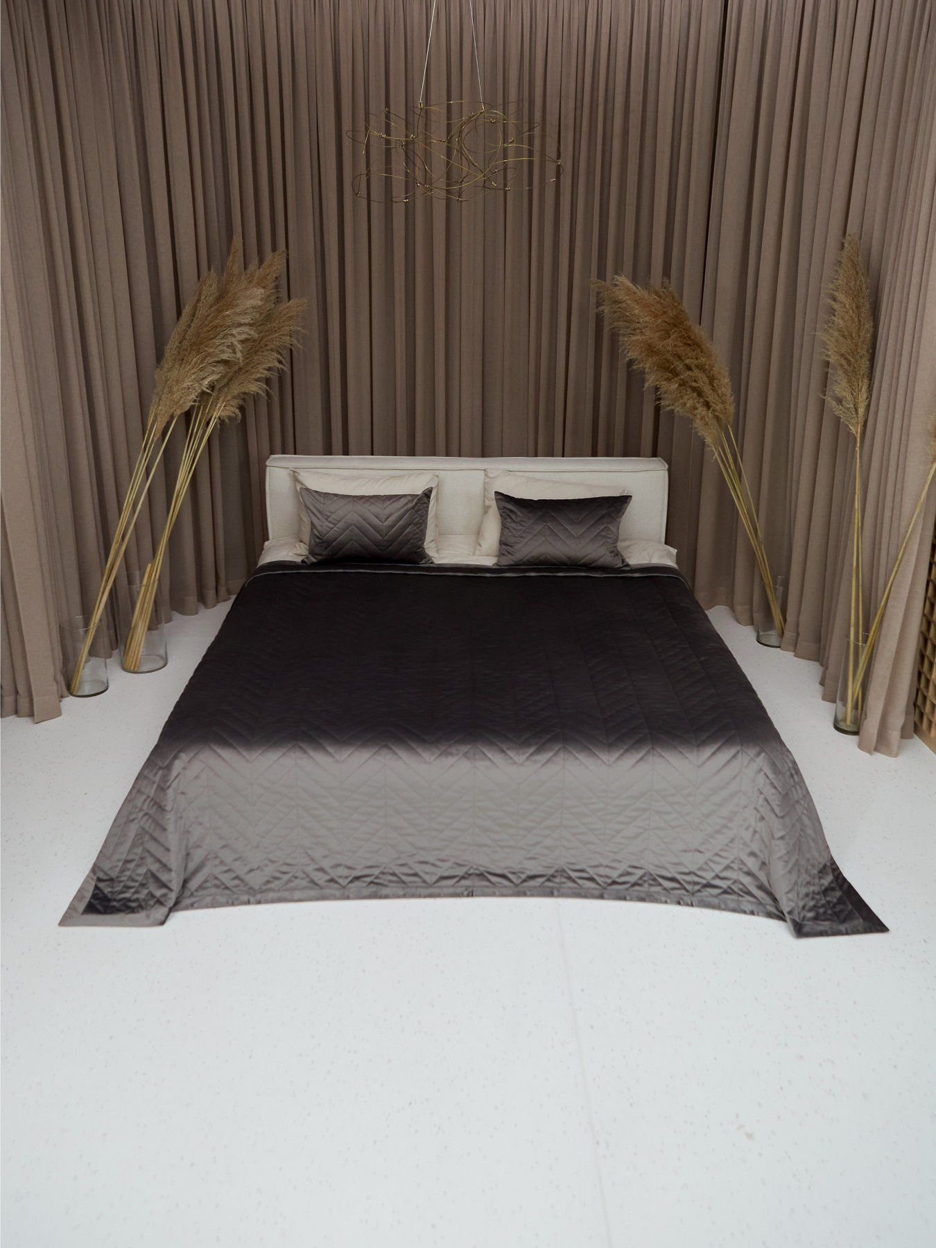 Покривало двостороннє стьобане на ліжко темно-сірий МАЕСТРО Модель 105075 Фото