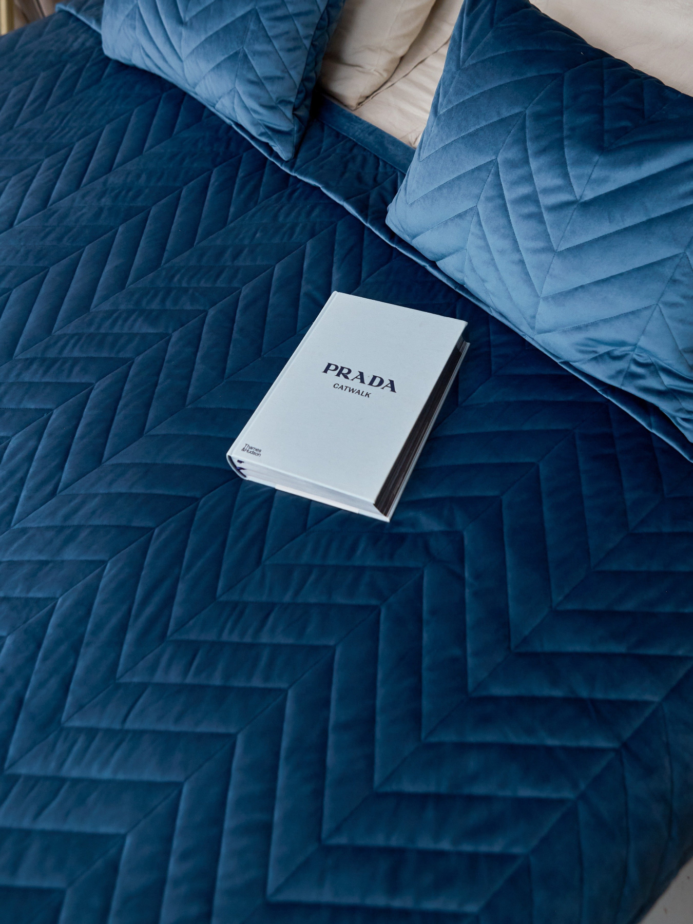 Покривало двостороннє стьобане на ліжко синій МАЕСТРО Модель 104145 Фото