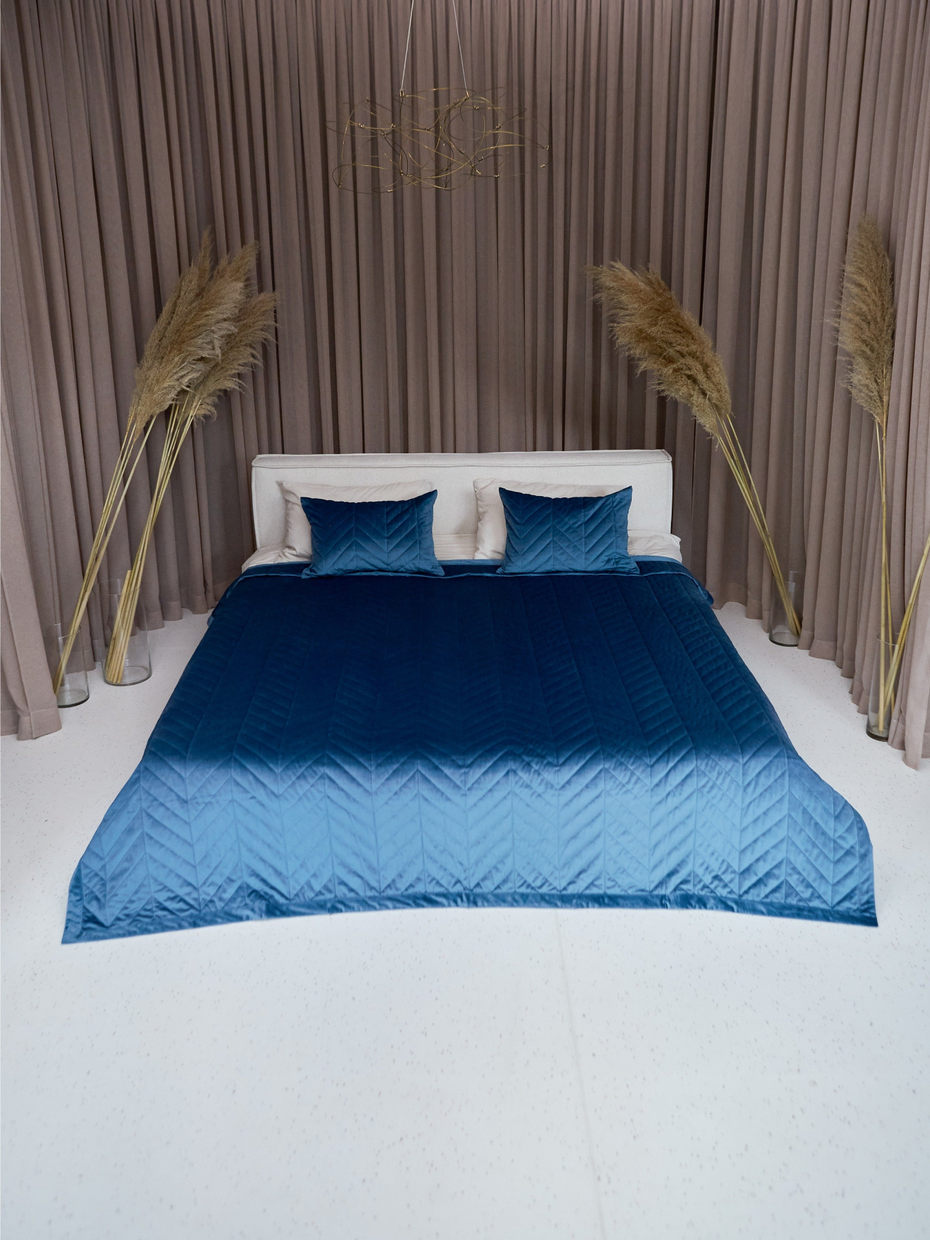 Покривало двостороннє стьобане на ліжко синій МАЕСТРО модель 104145 Фото