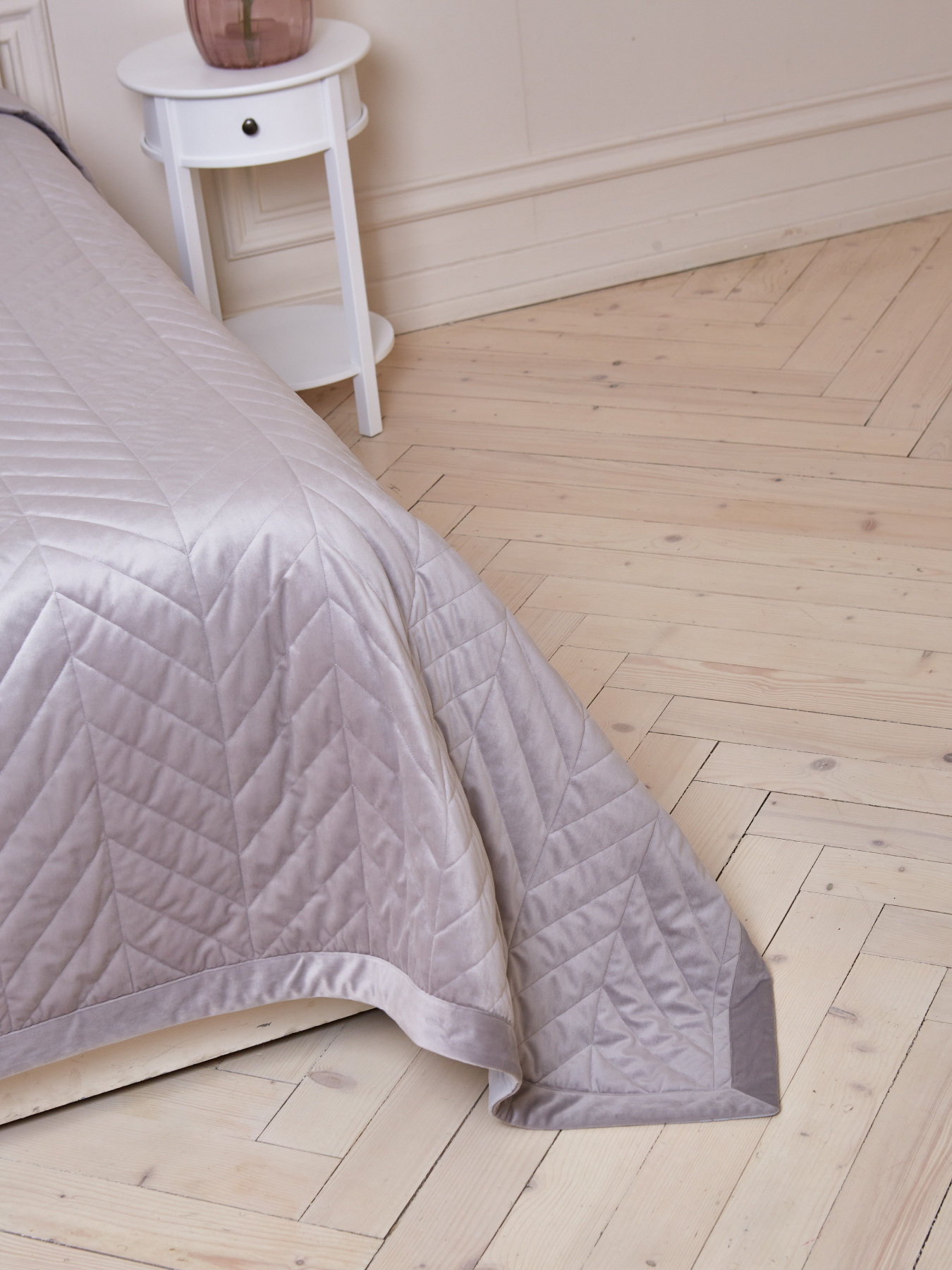 Покрывало двухстороннее стеганое на кровать тауп МАЕСТРО модель 104131 Покрывало двухстороннее стеганое на кровать тауп МАЕСТРО модель 104131 Фото