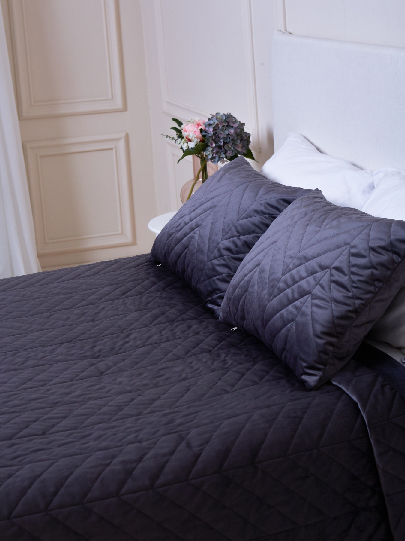 Покрывало двухстороннее стеганое на кровать графит МАЕСТРО модель 104219 Покрывало двухстороннее стеганое на кровать графит МАЕСТРО модель 104219 Фото