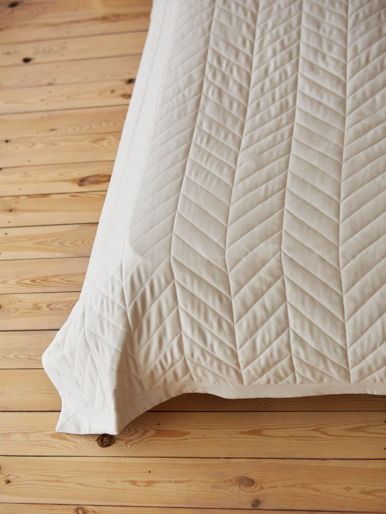 Покривало двостороннє стьобане на ліжко молочний МАЕСТРО Модель 102364 Фото