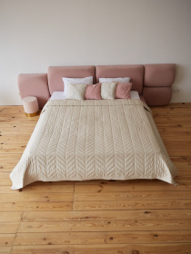 Покрывало двухстороннее стеганое на кровать молочный МАЕСТРО модель 102364 Фото