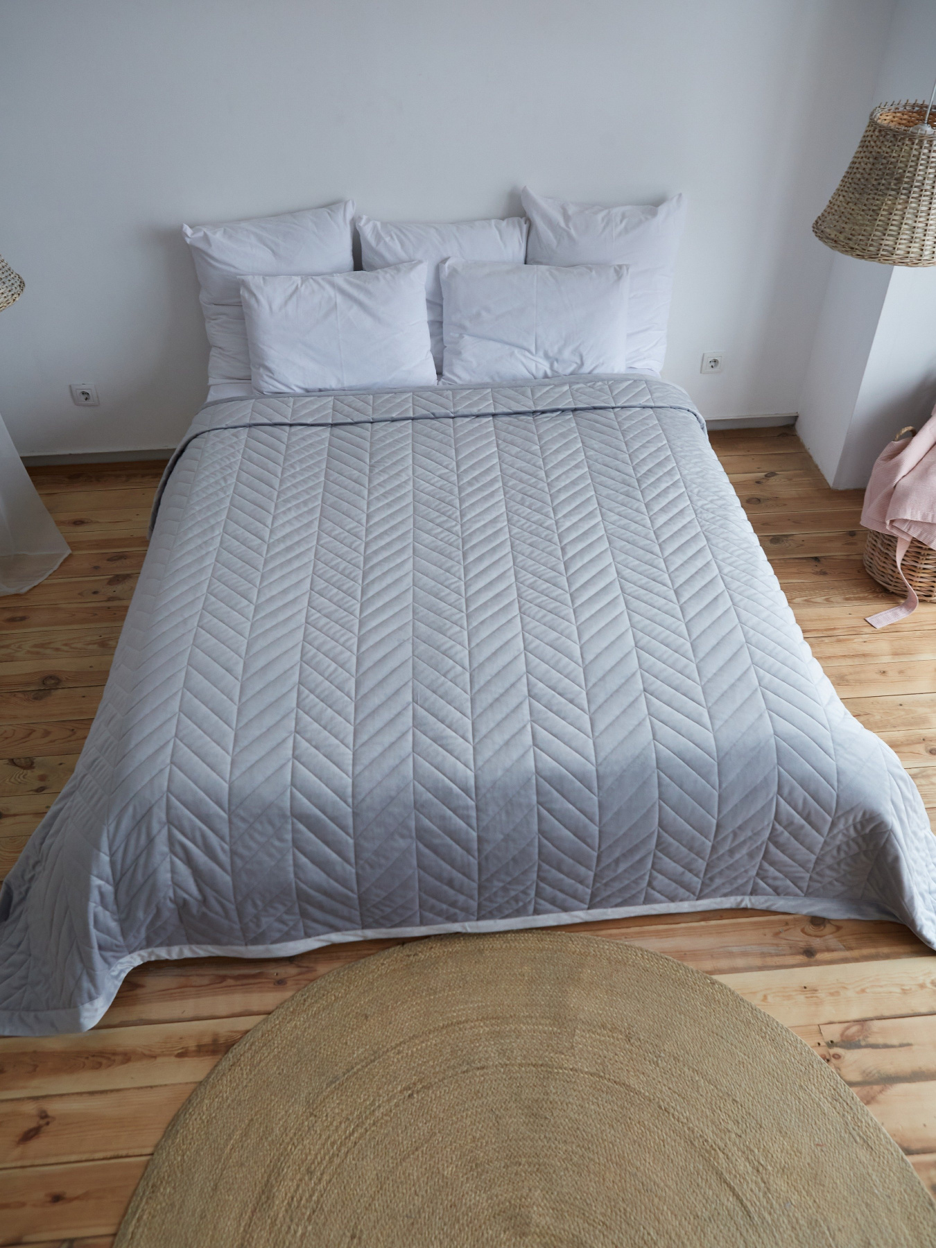 Покривало двостороннє стьобане на ліжко сірий МАЕСТРО Модель 102359 Фото