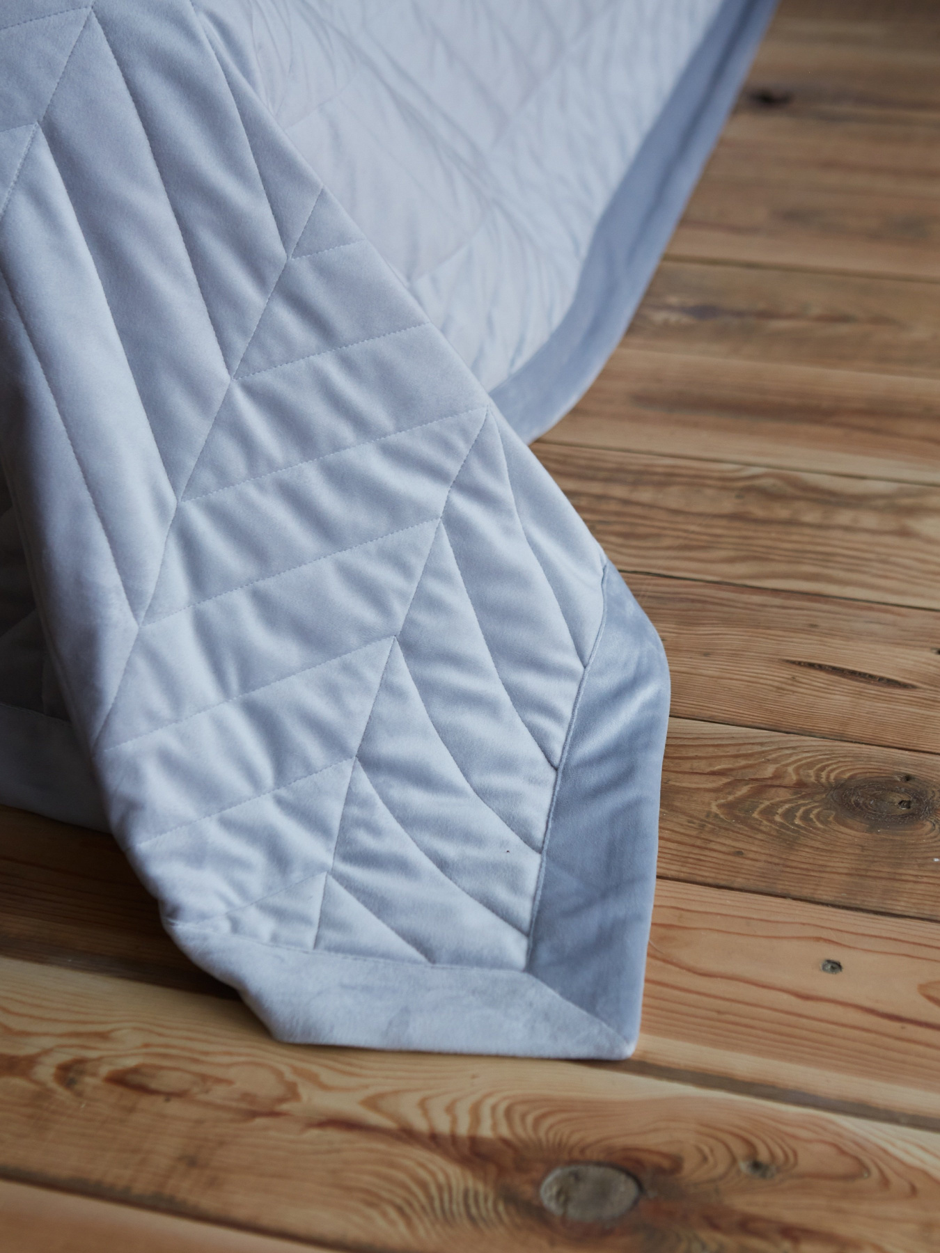 Покрывало двухстороннее стеганое на кровать серый МАЕСТРО модель 102359 Фото