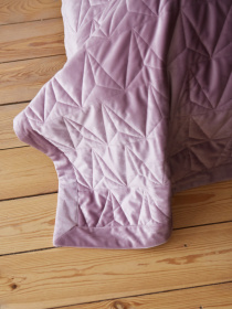 Покрывало двухстороннее стеганое на кровать розовый МАЕСТРО модель 102311 Покрывало двухстороннее стеганое на кровать розовый МАЕСТРО модель 102311 Фото