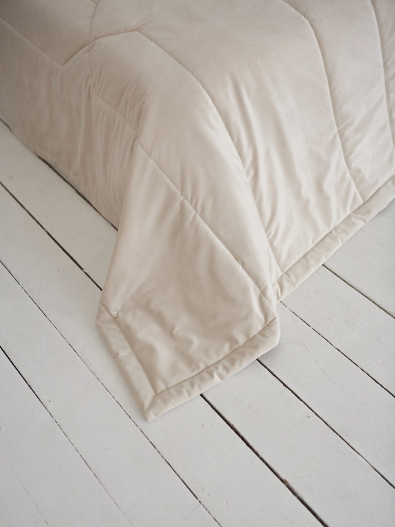 Покривало двостороннє стьобане на ліжко молочний МАЕСТРО модель 99234 Фото