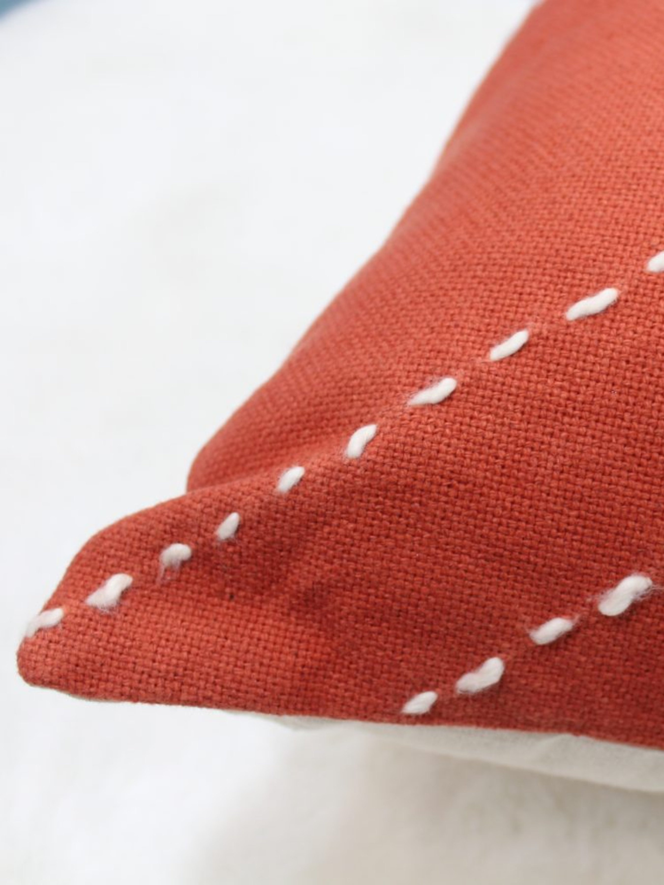 Декоративна подушка білий/червоний МАЕСТРО модель 82023 Фото