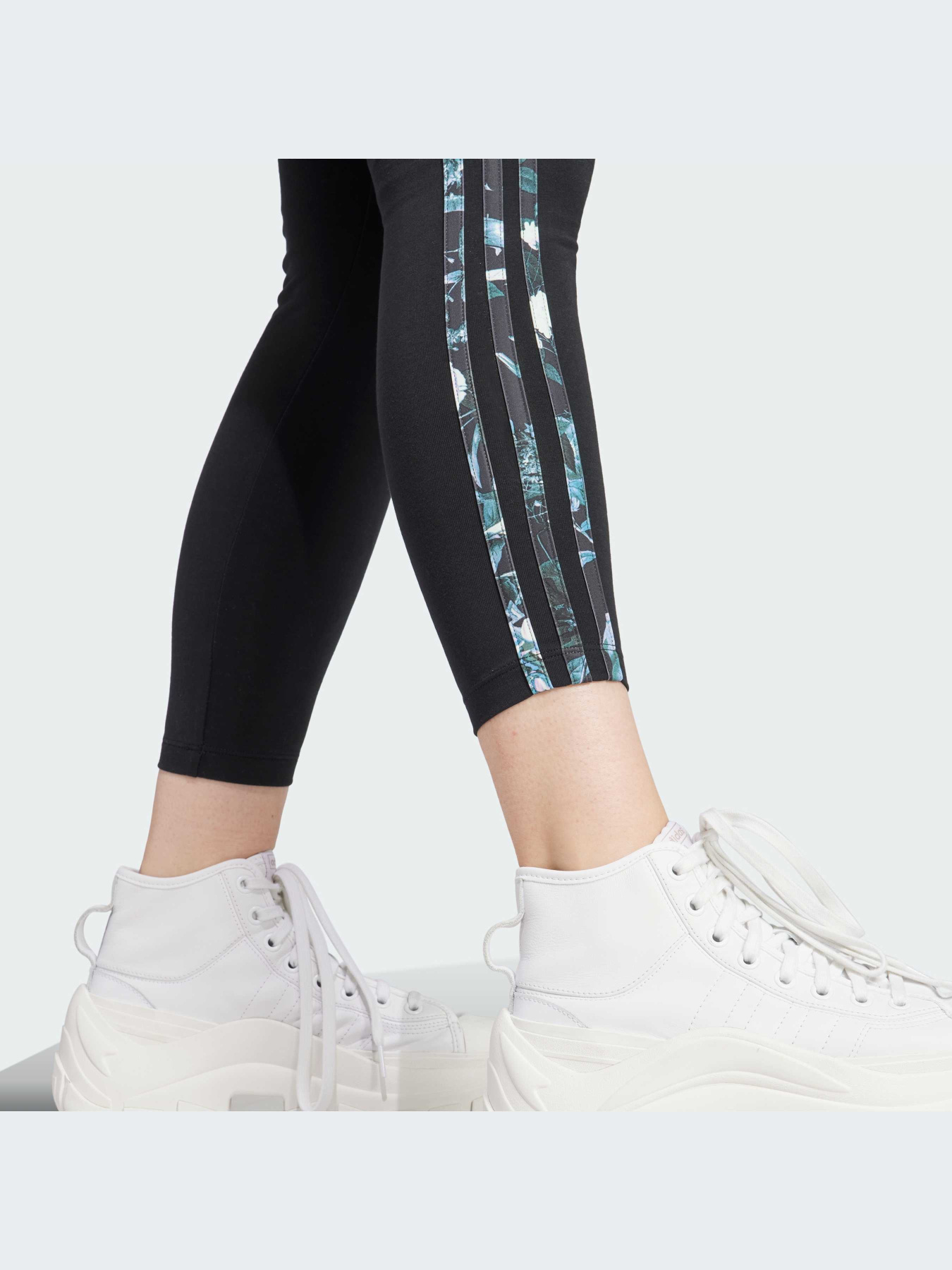 Леггинсы Adidas Graphics модель II3192 Леггинсы Adidas Graphics модель II3192 Фото