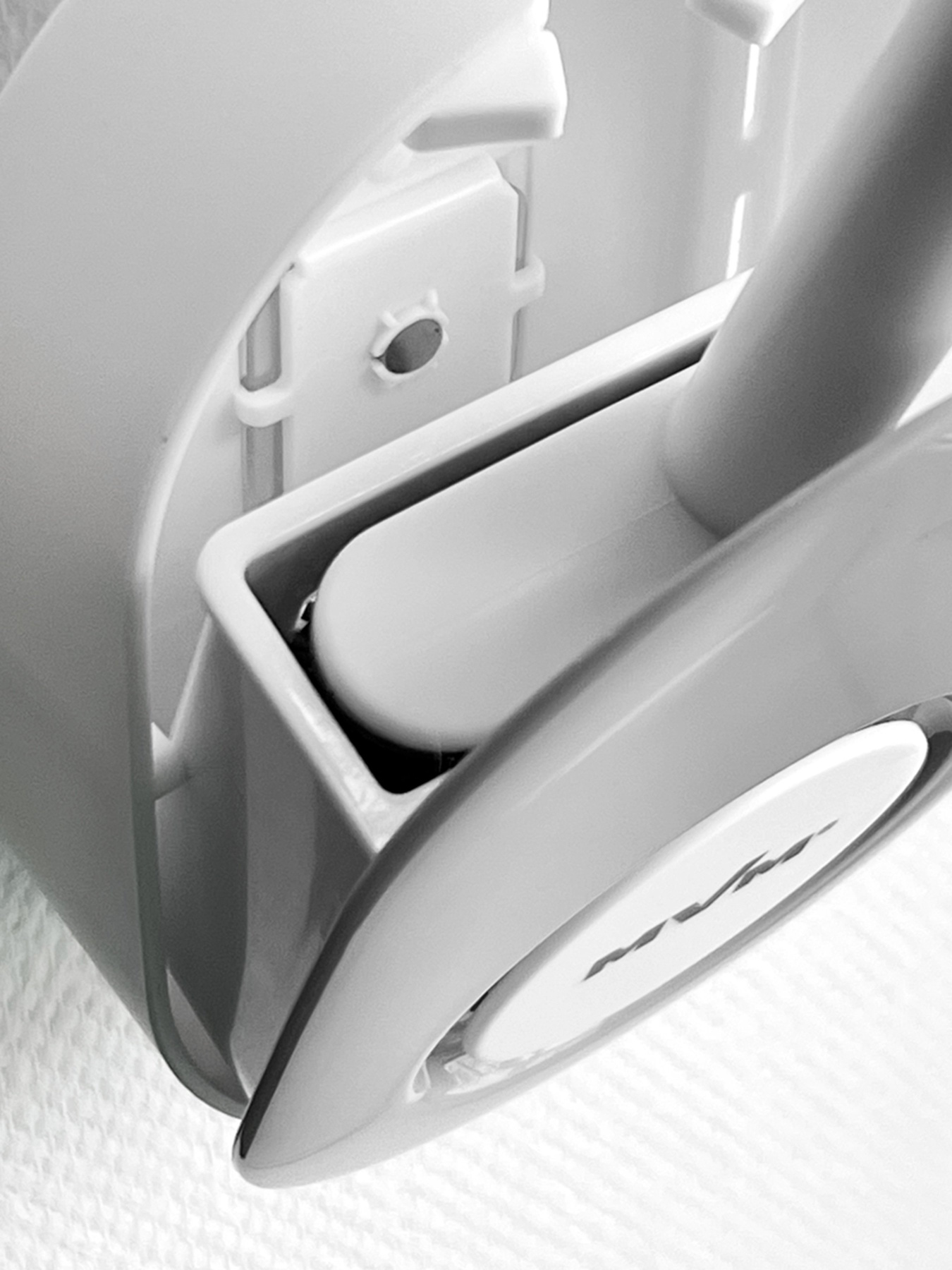 Ершик с узкой силиконовой щеткой клеящийся настенный белый с серым MBM MY HOME модель BP-34 WHITE/GRAY Фото