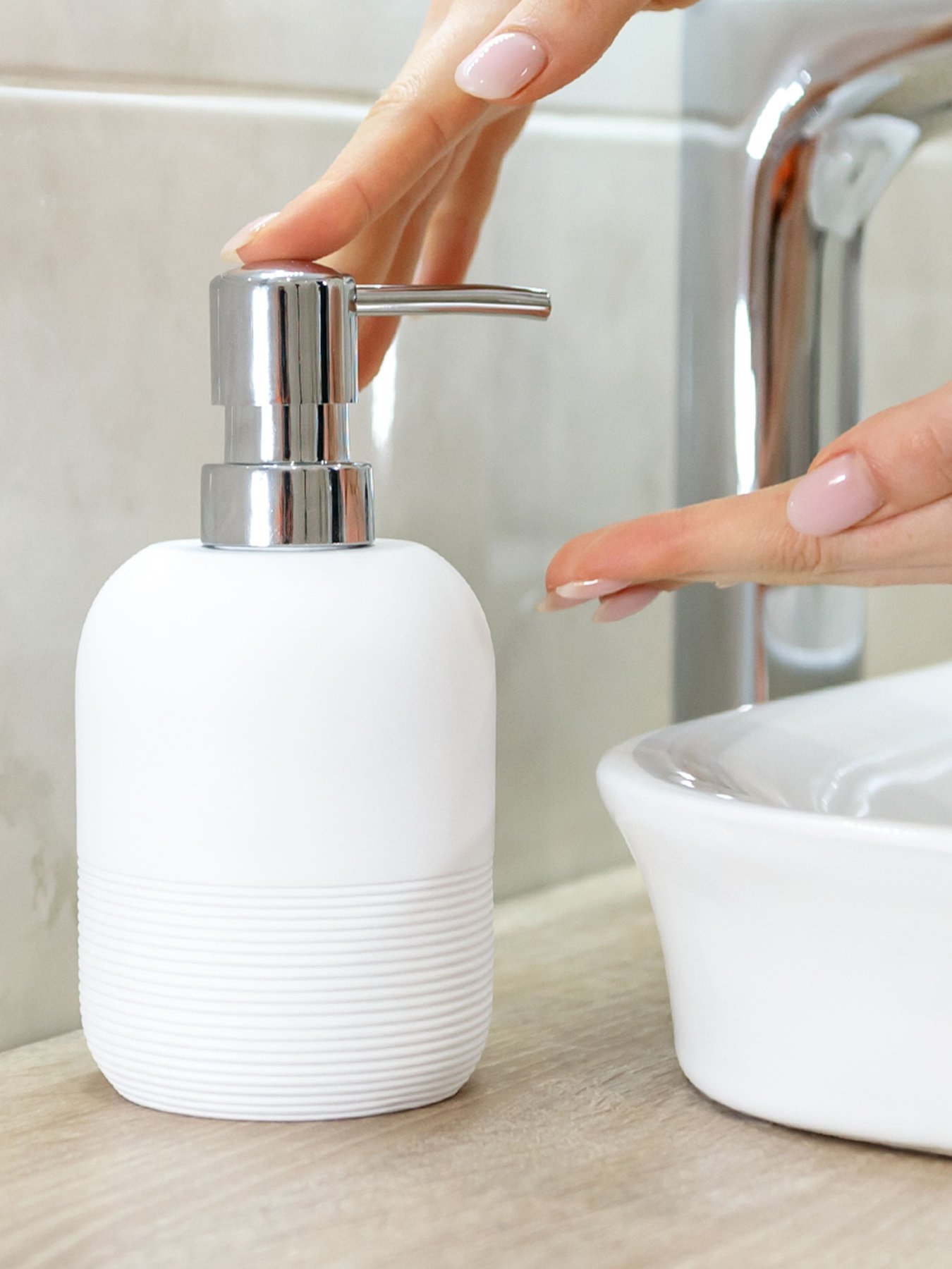 Диспенсер для рідкого мила білий Boston MBM HOME модель BA-04 WHITE Фото