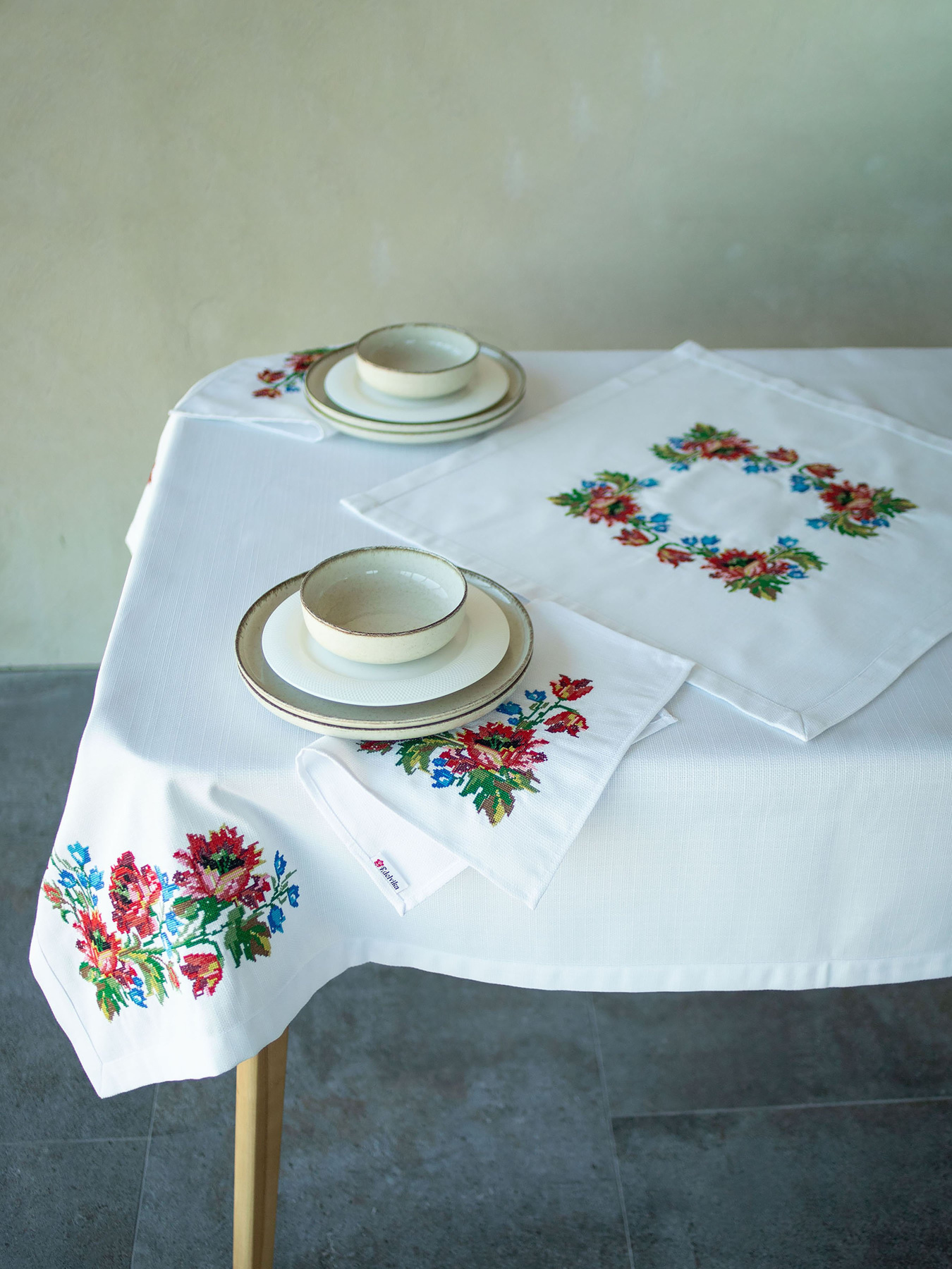 Вишита скатертина "За народними мотивами" Едельвіка модель 282-21-00 Фото