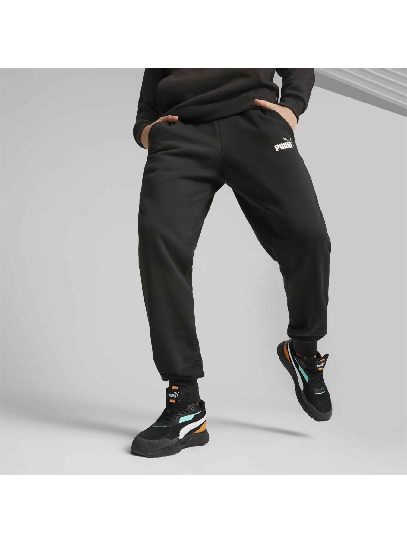 Джогери PUMA Ess+ 2 Col Logo Pants модель 586767 Джогери PUMA Ess+ 2 Col Logo Pants модель 586767 Фото