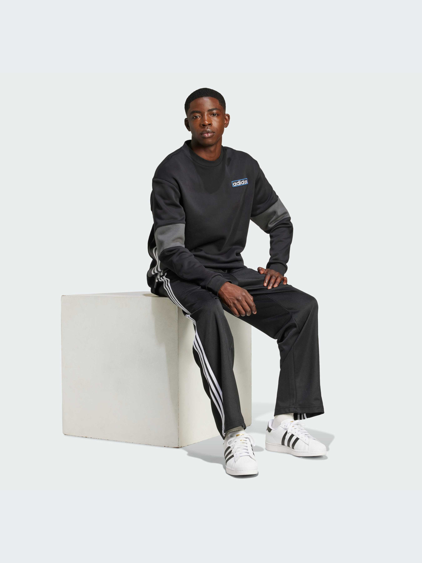 Повсякденні штани Adidas Adicolor модель IZ4801 Повсякденні штани Adidas Adicolor модель IZ4801 Фото