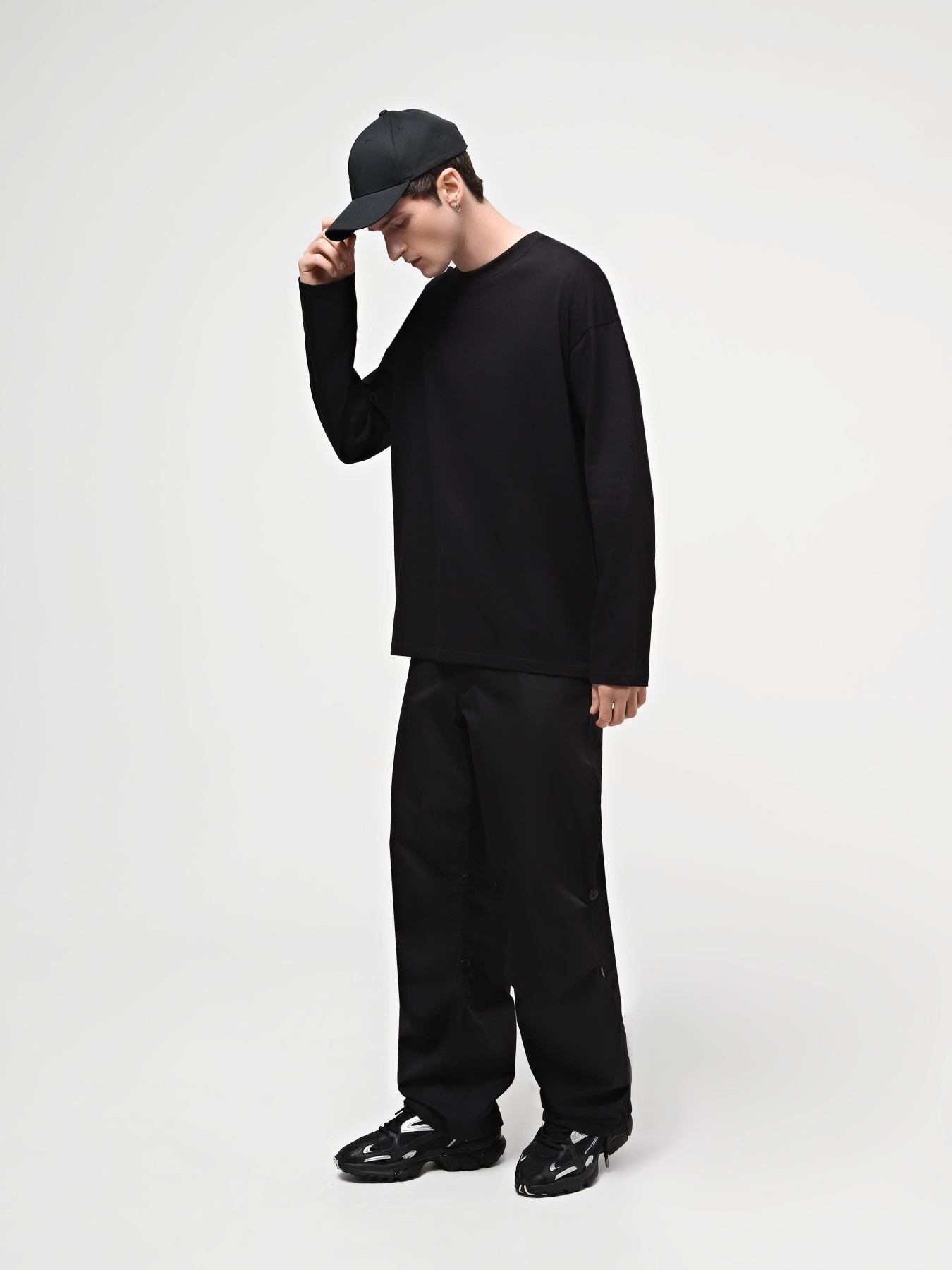 Лонгслив Ейсік Оверсайз модель LonhslivChornyimen Фото