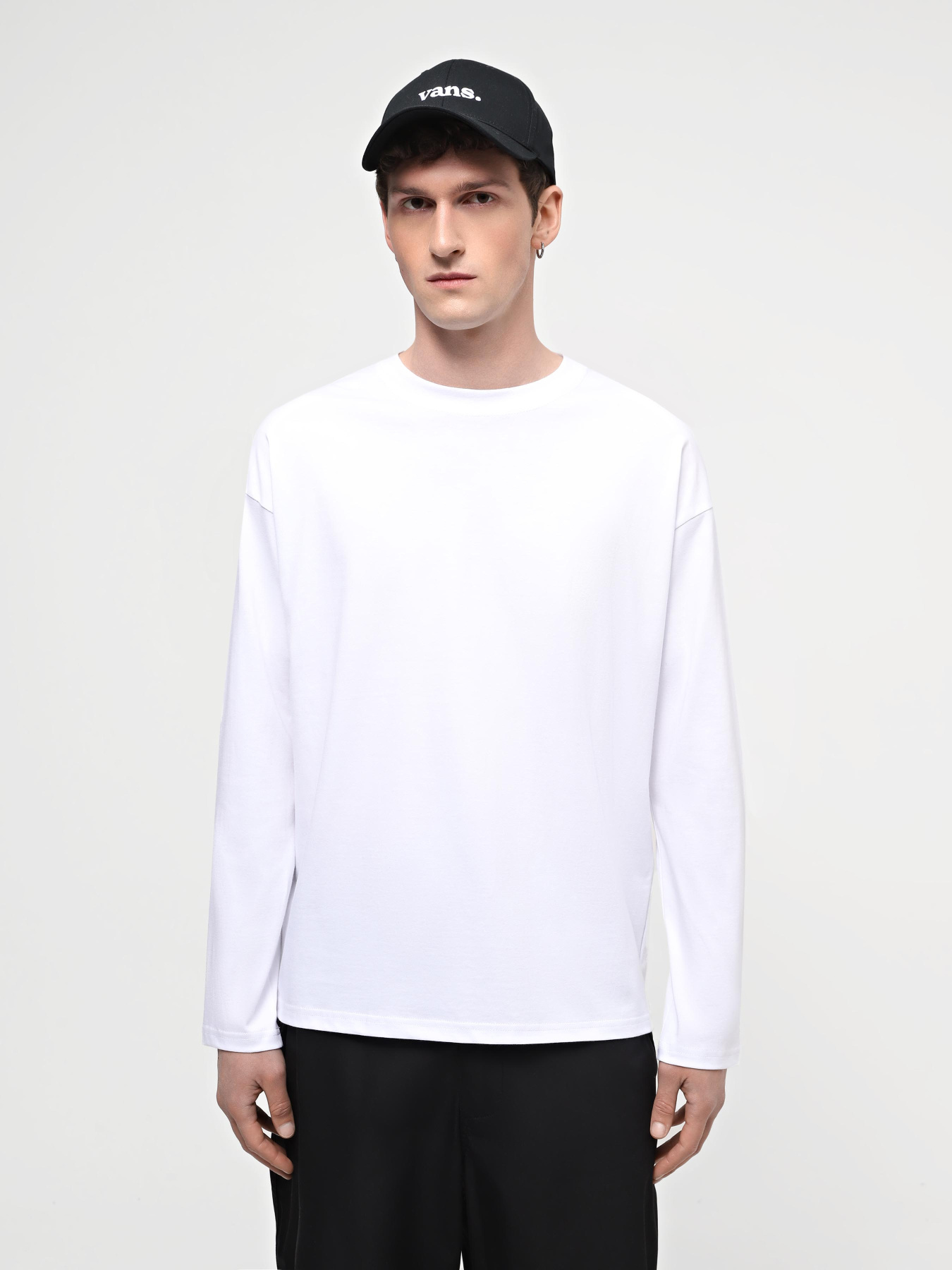 Лонгслів Ейсік Оверсайз модель LonhslivBilyi Фото