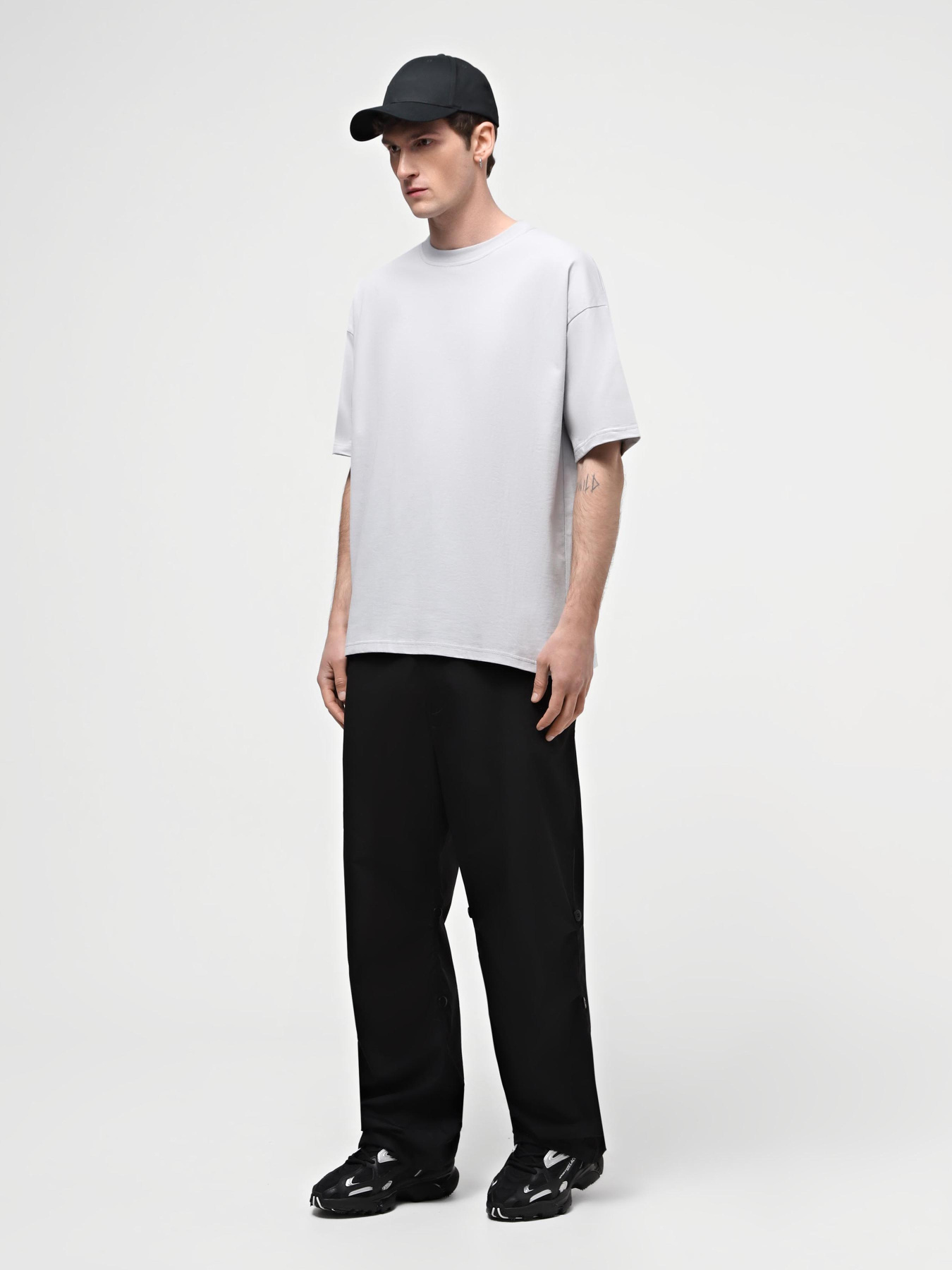 Футболка Ейсік Оверсайз модель SvitloSira Фото