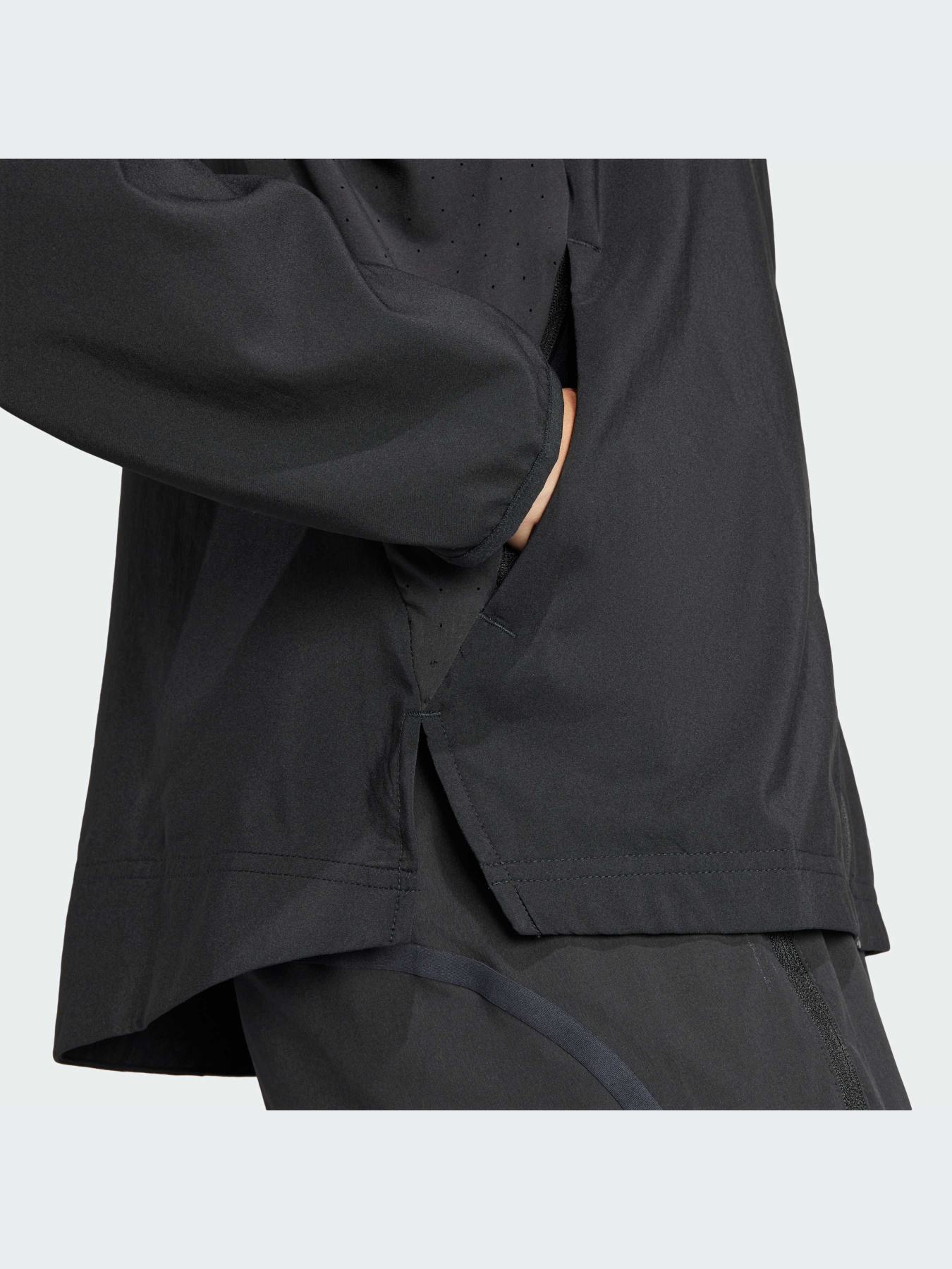 Ветровка Adidas модель IT7595 Ветровка Adidas модель IT7595 Фото