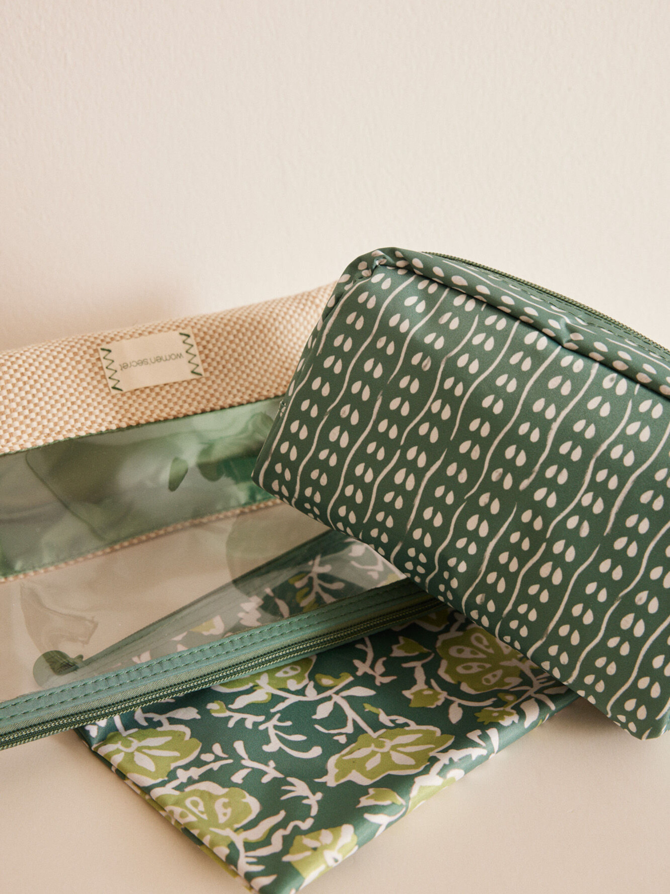 Набор из 3 косметичек с цветочным принтом Women'secret модель 4848784-90 Набор из 3 косметичек с цветочным принтом Women'secret модель 4848784-90 Фото