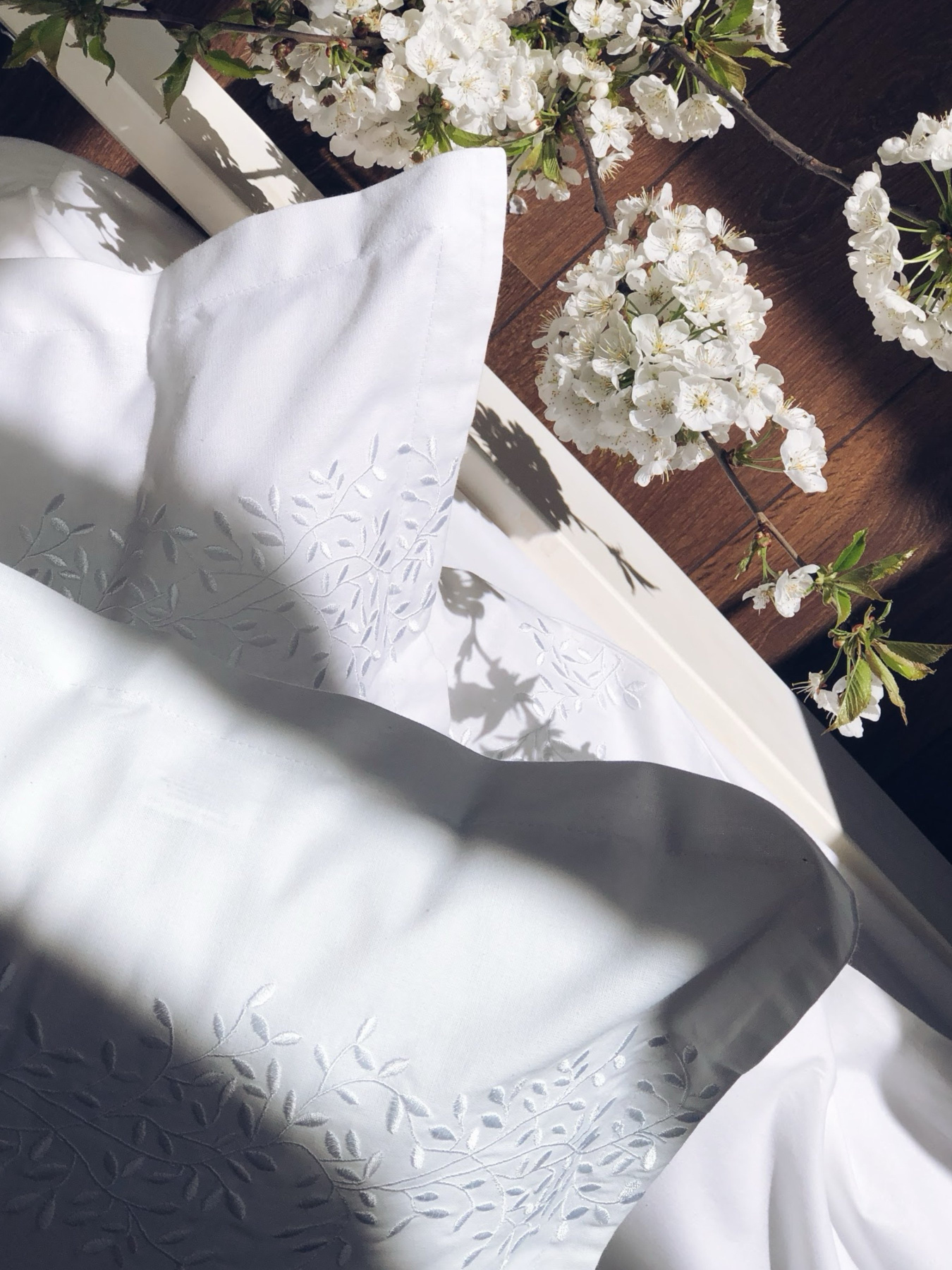 Комплект постільної білизни білий з вишитими гілками Cozy модель 8048856 Фото