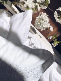 Комплект постільної білизни білий з вишитими гілками Cozy модель 8048856 Фото