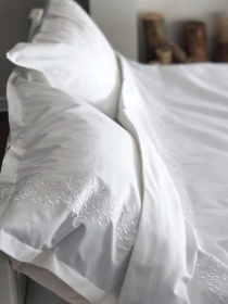 Комплект постільної білизни білий з вишитими гілками Cozy модель 8048856 Фото