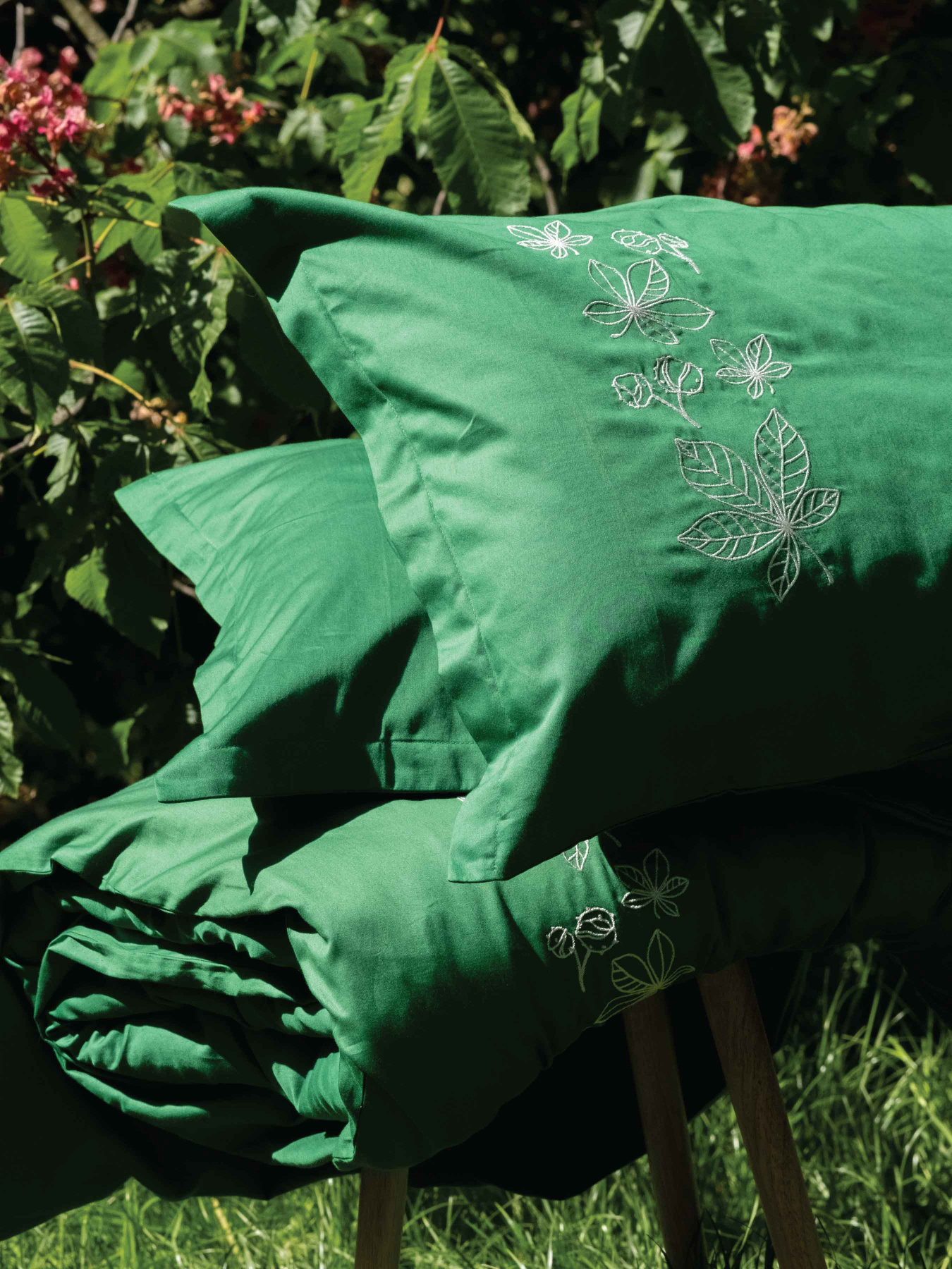 Комплект постільної білизни зелений з вишитими молочними каштанами Cozy модель 9261853 Фото