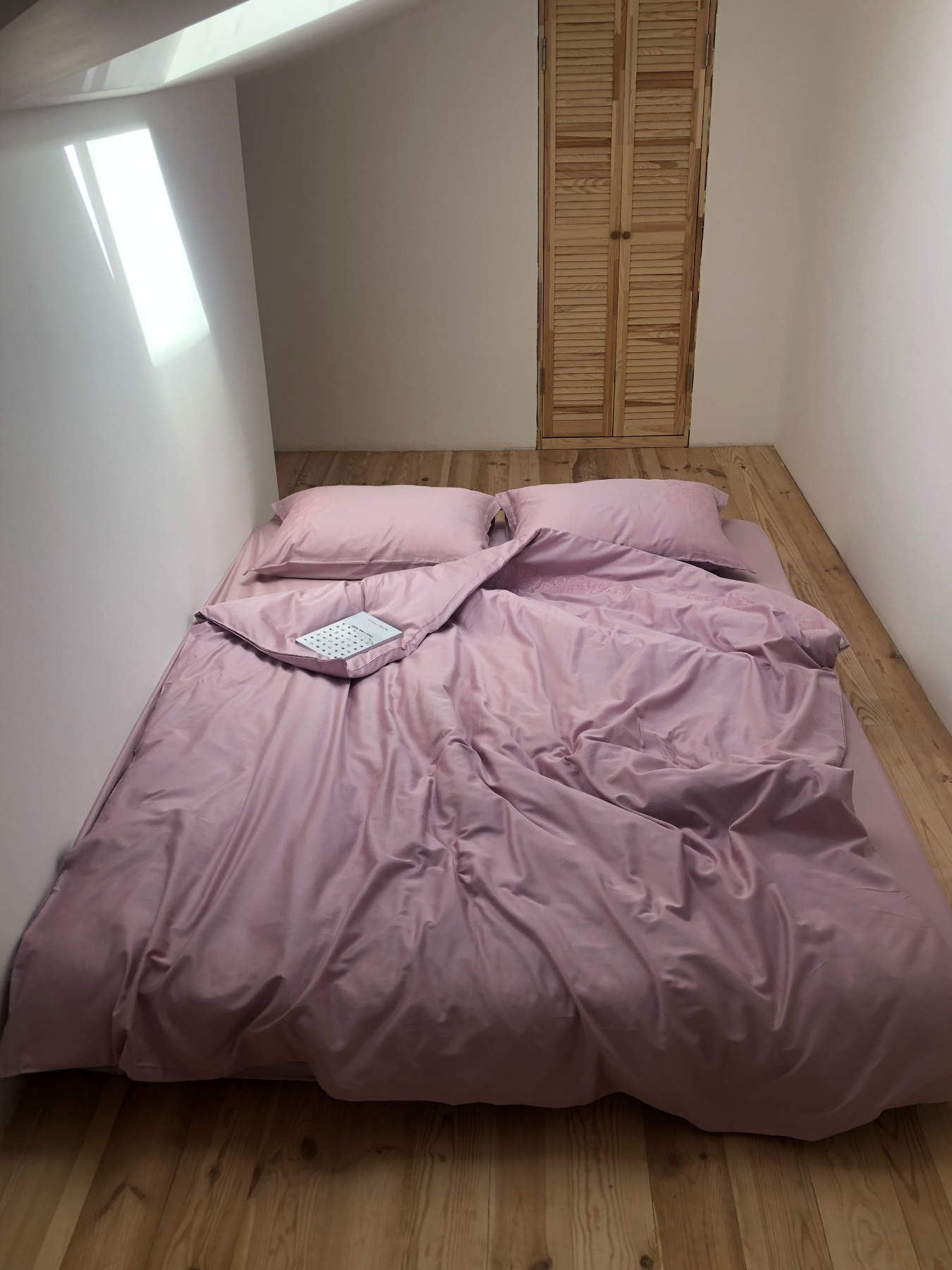 Комплект постільної білизни рожевий з вишитими білими зірками Cozy модель 8048979 Фото