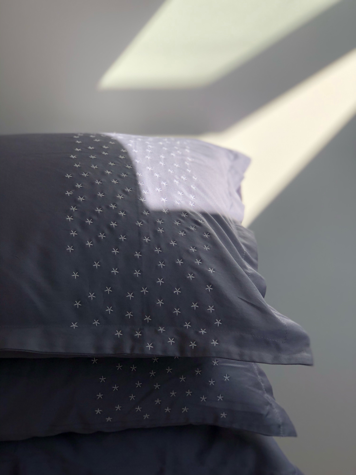 Комплект постільної білизни темно-сірий з вишитими білими зірками Cozy модель 7799220 Фото