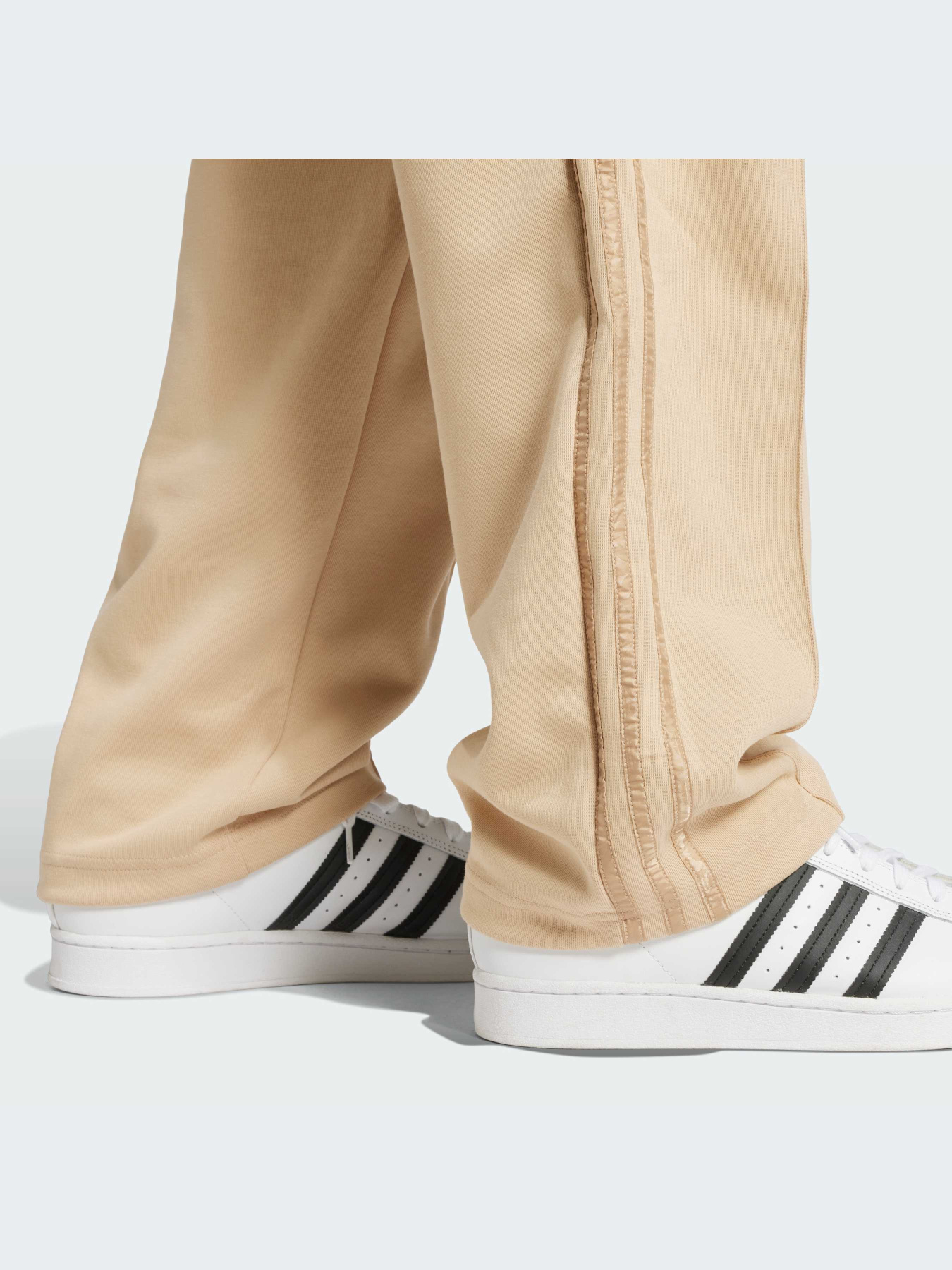 Брюки повседневные Adidas Graphics модель IX6737 Фото