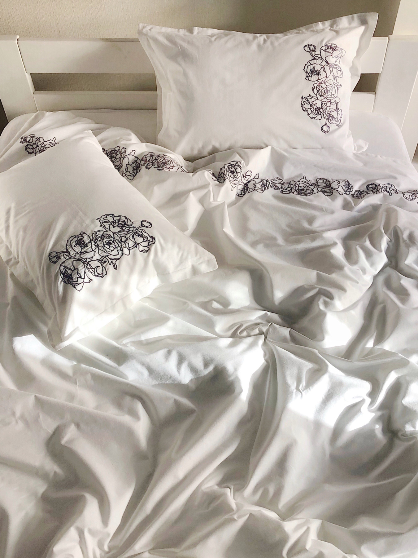 Комплект постільної білизни білий з вишитими сірими півоніями Cozy модель 8048362 Фото