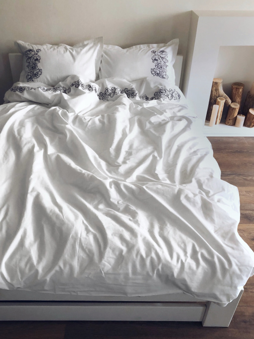 Комплект постільної білизни білий з вишитими сірими півоніями Cozy модель 8048362 Фото