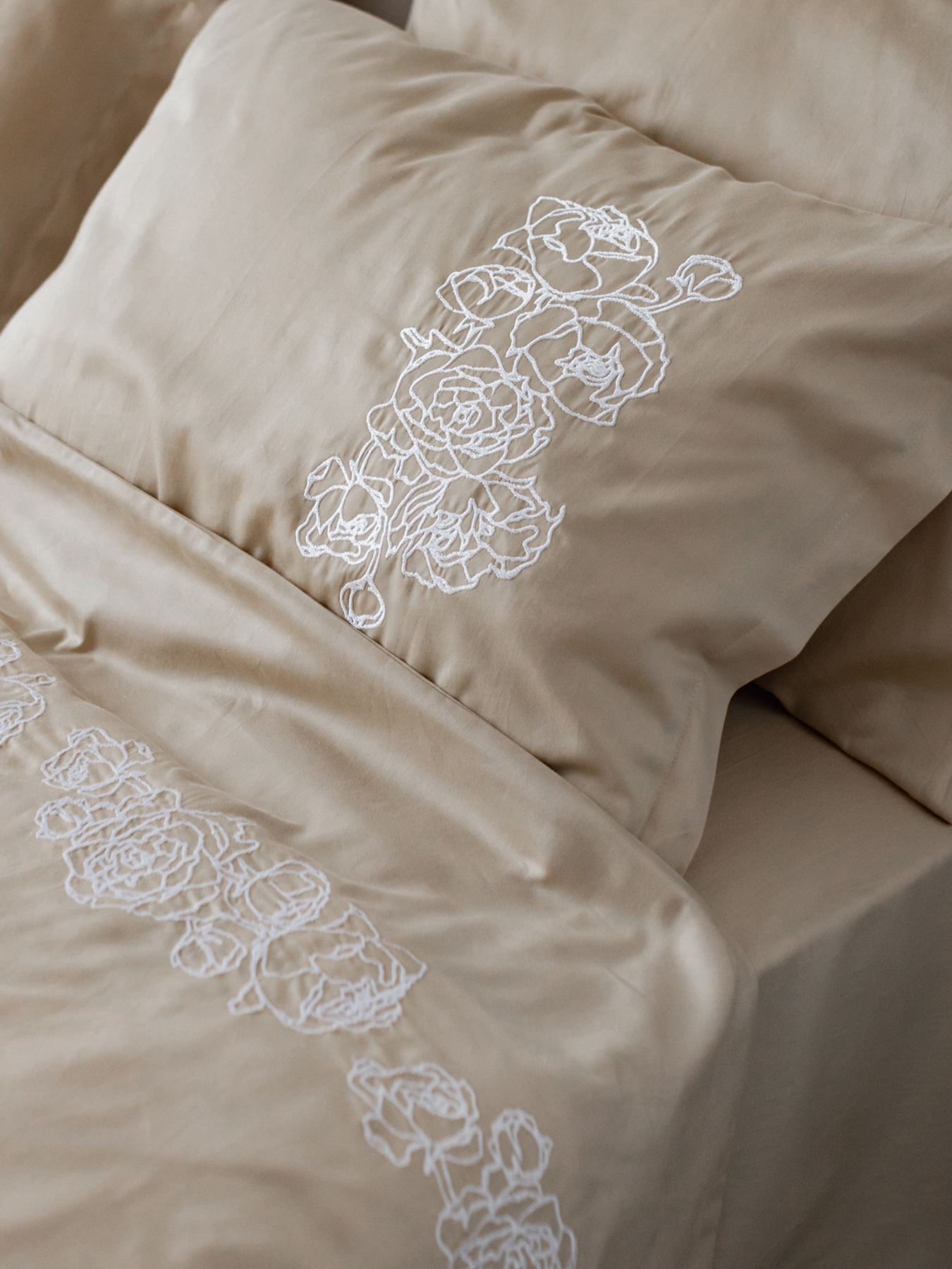 Комплект постільної білизни лате з вишитими білими півоніями Cozy модель 8048327 Фото
