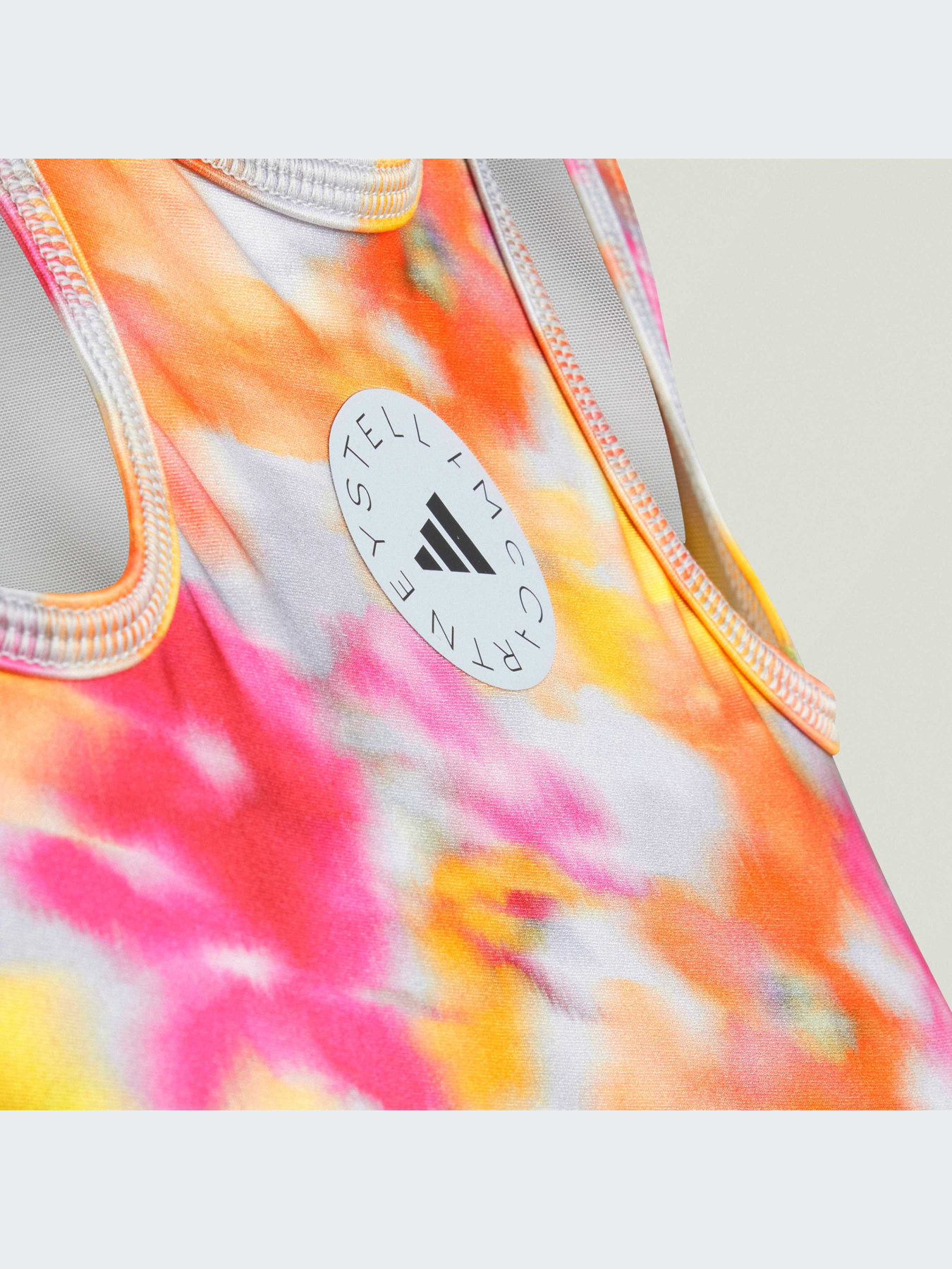 Спортивный топ Adidas модель IW6325 Спортивный топ Adidas модель IW6325 Фото