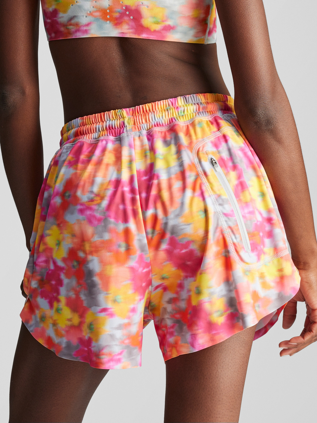 Шорты спортивные Adidas модель IW3883 Фото