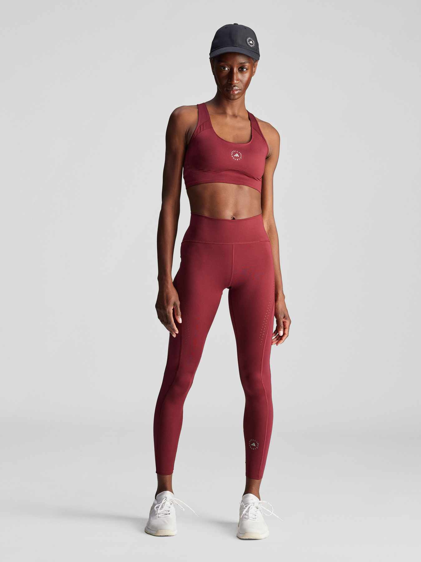 Топ спортивный Adidas модель IW9901 Фото