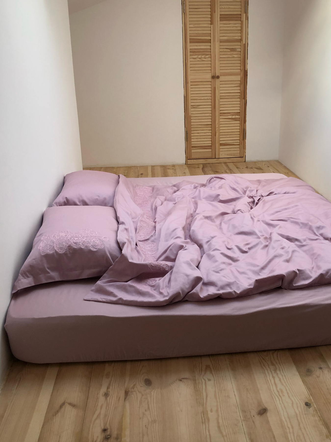 Комплект постільної білизни рожевий з вишитими півоніями Cozy модель 8048311 Фото