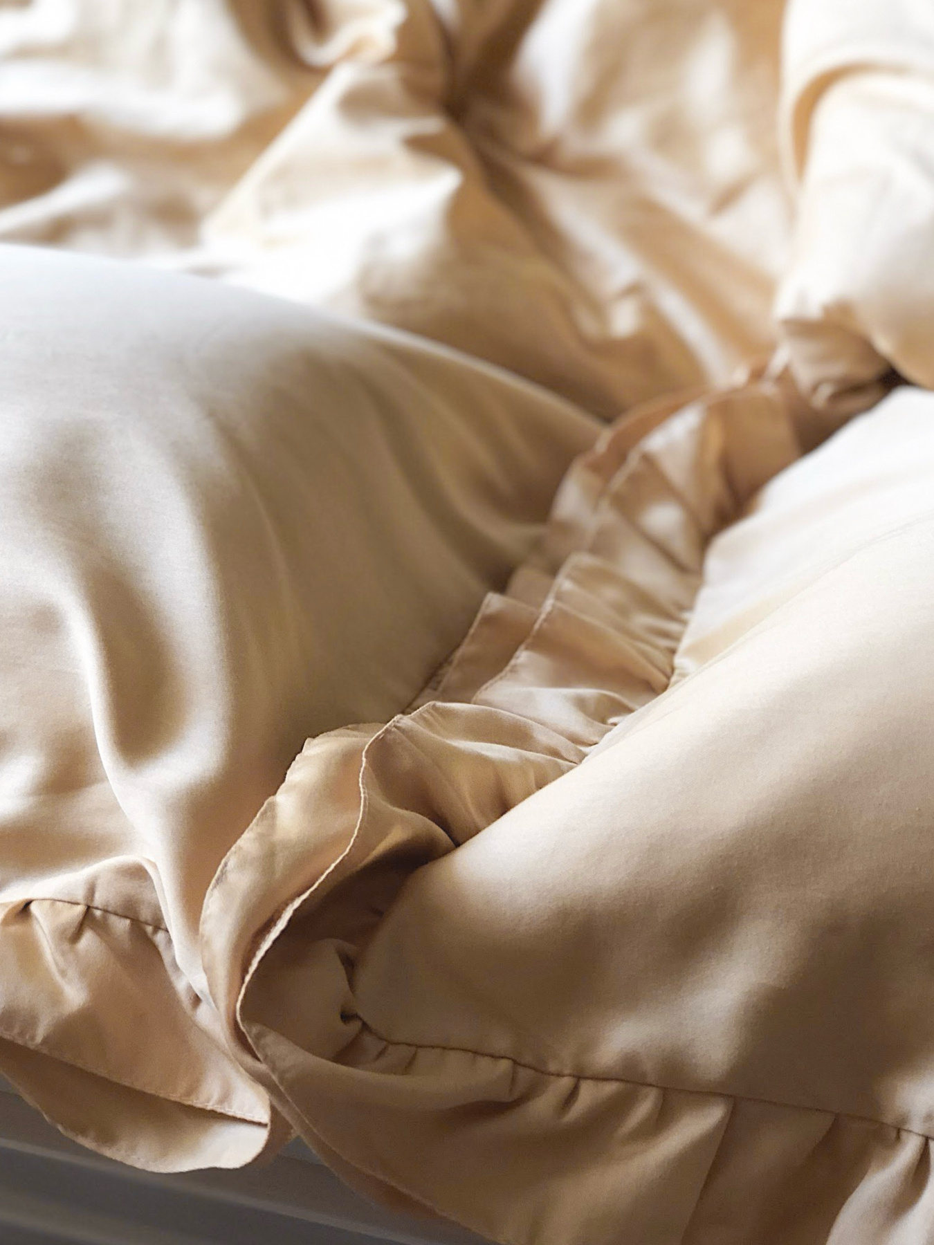 Комплект постільної білизни з рюшами золотий Cozy модель 8047896 Фото