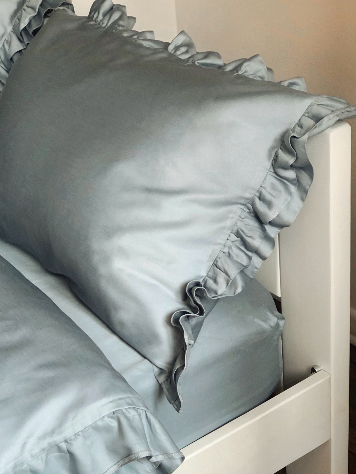 Комплект постільної білизни з рюшами сіро-блакитний Cozy модель 8047880 Фото