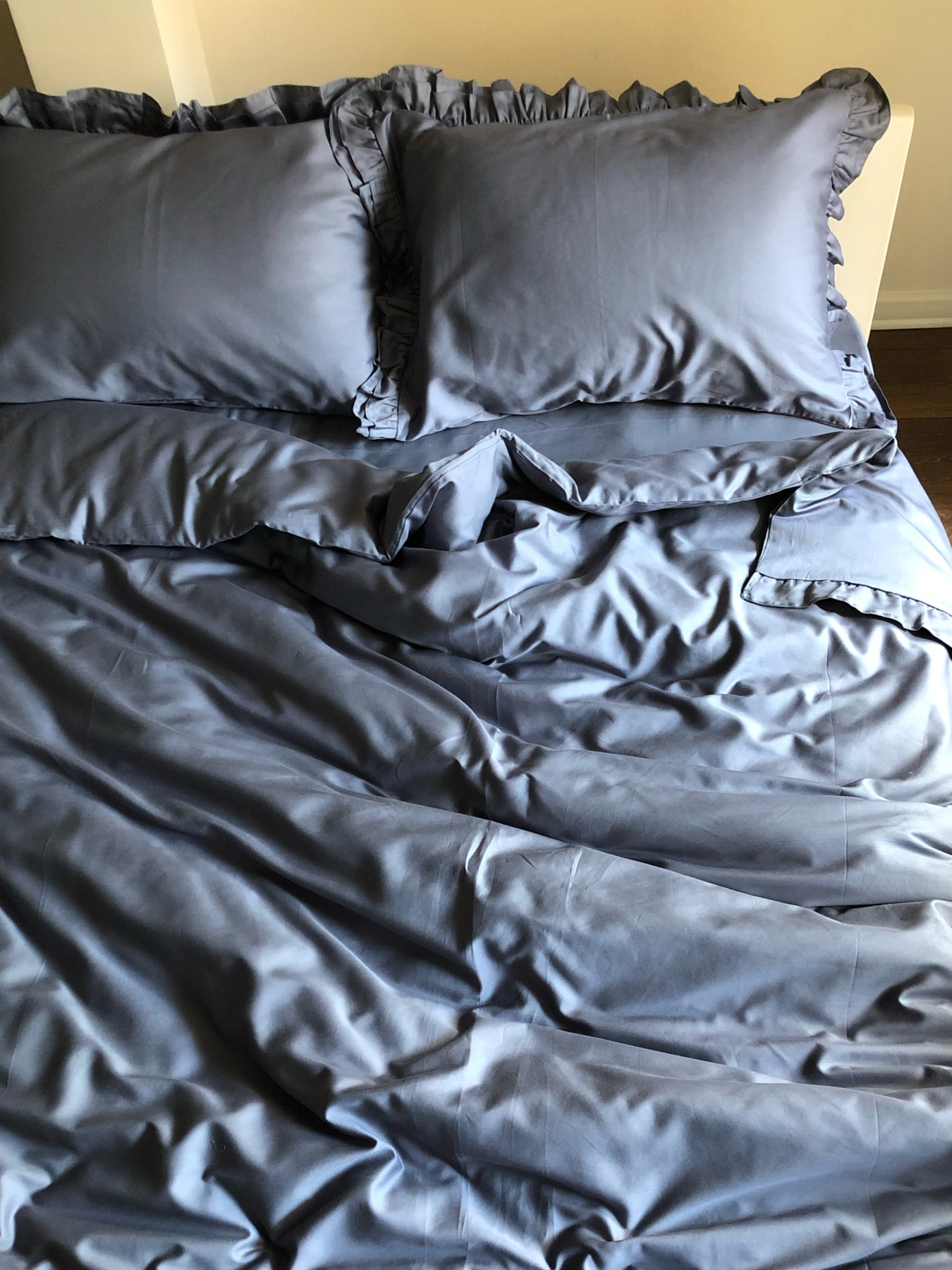 Комплект постільної білизни з рюшами темно-сірий Cozy Модель 8048027 Фото