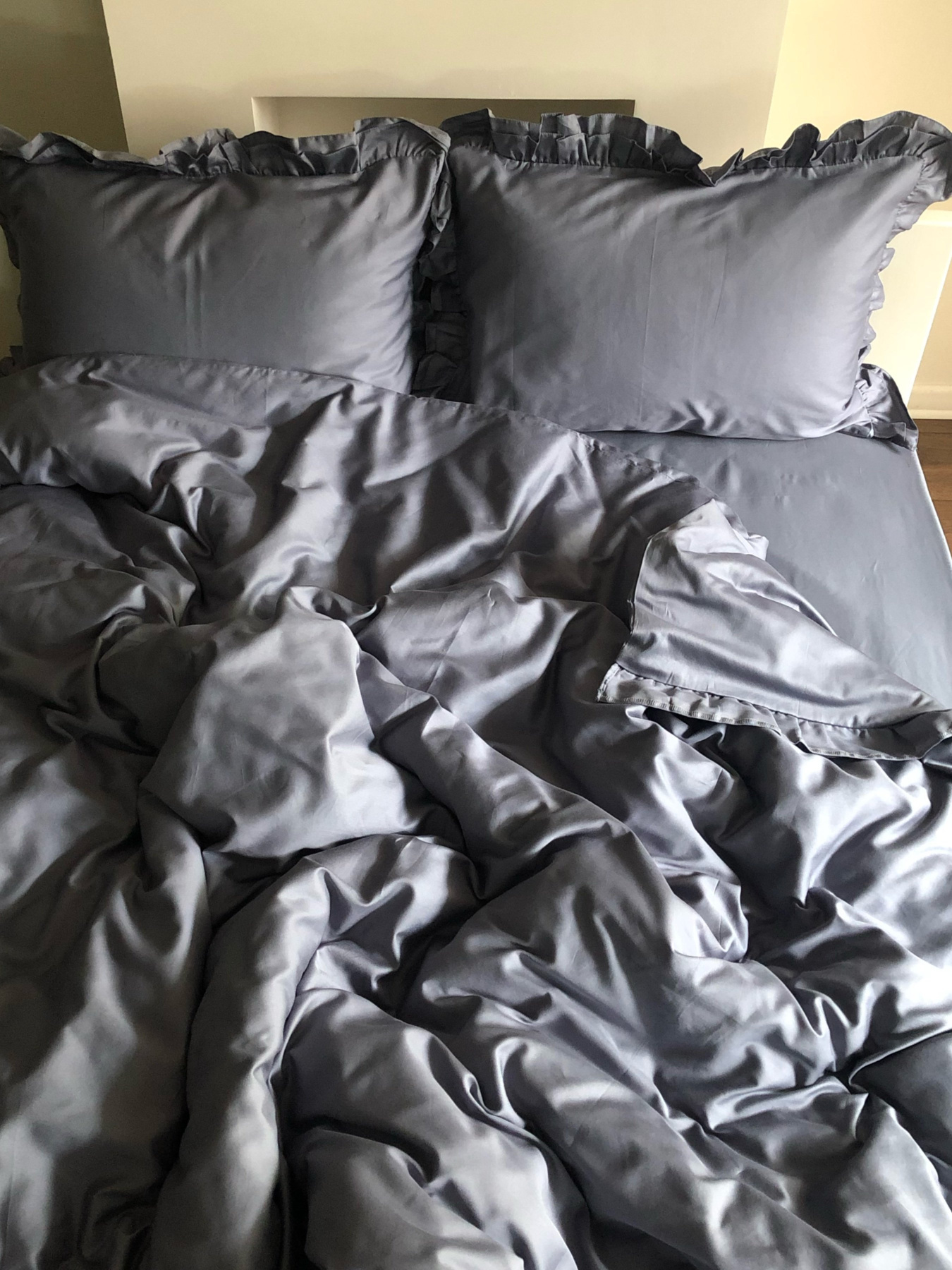 Комплект постільної білизни з рюшами темно-сірий Cozy Модель 8048027 Фото